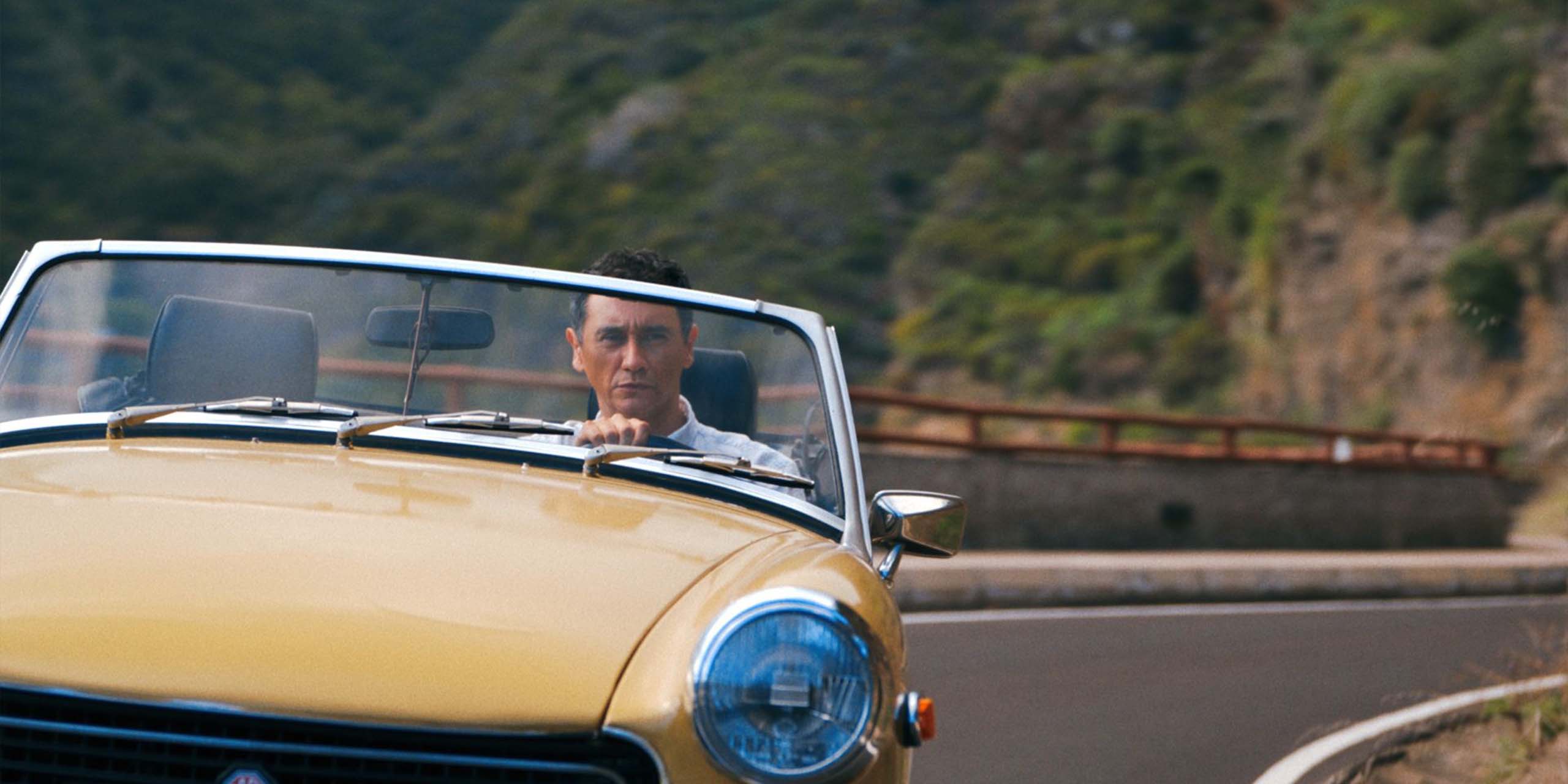 Manousos conduit son cabriolet en Pluribus