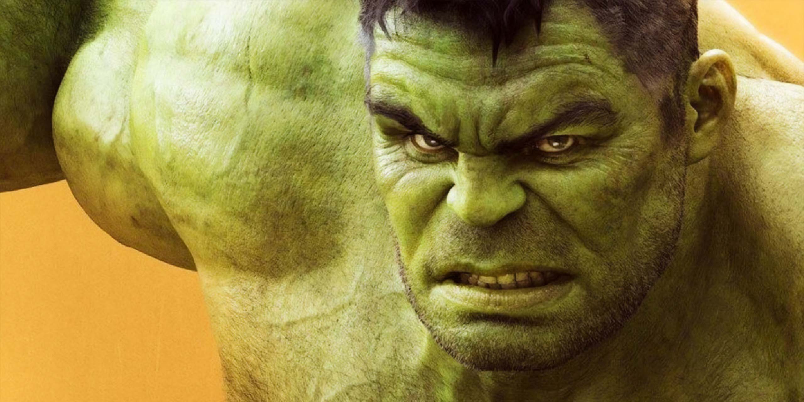 Hulk (Mark Ruffalo) à l'attaque sur un fond doré.