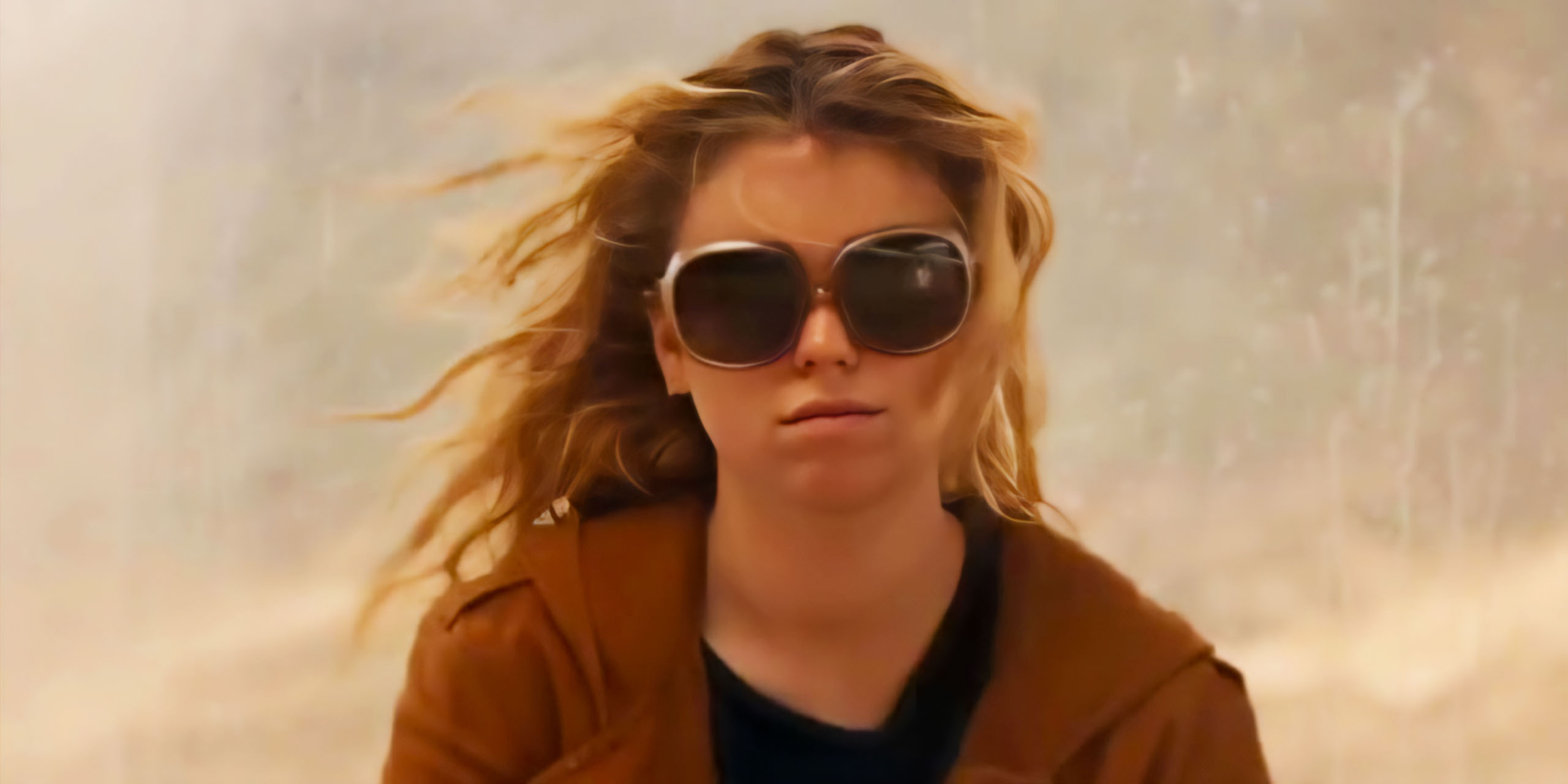 Kara (Milly Alcock) à l'arrêt de bus dans Supergirl.