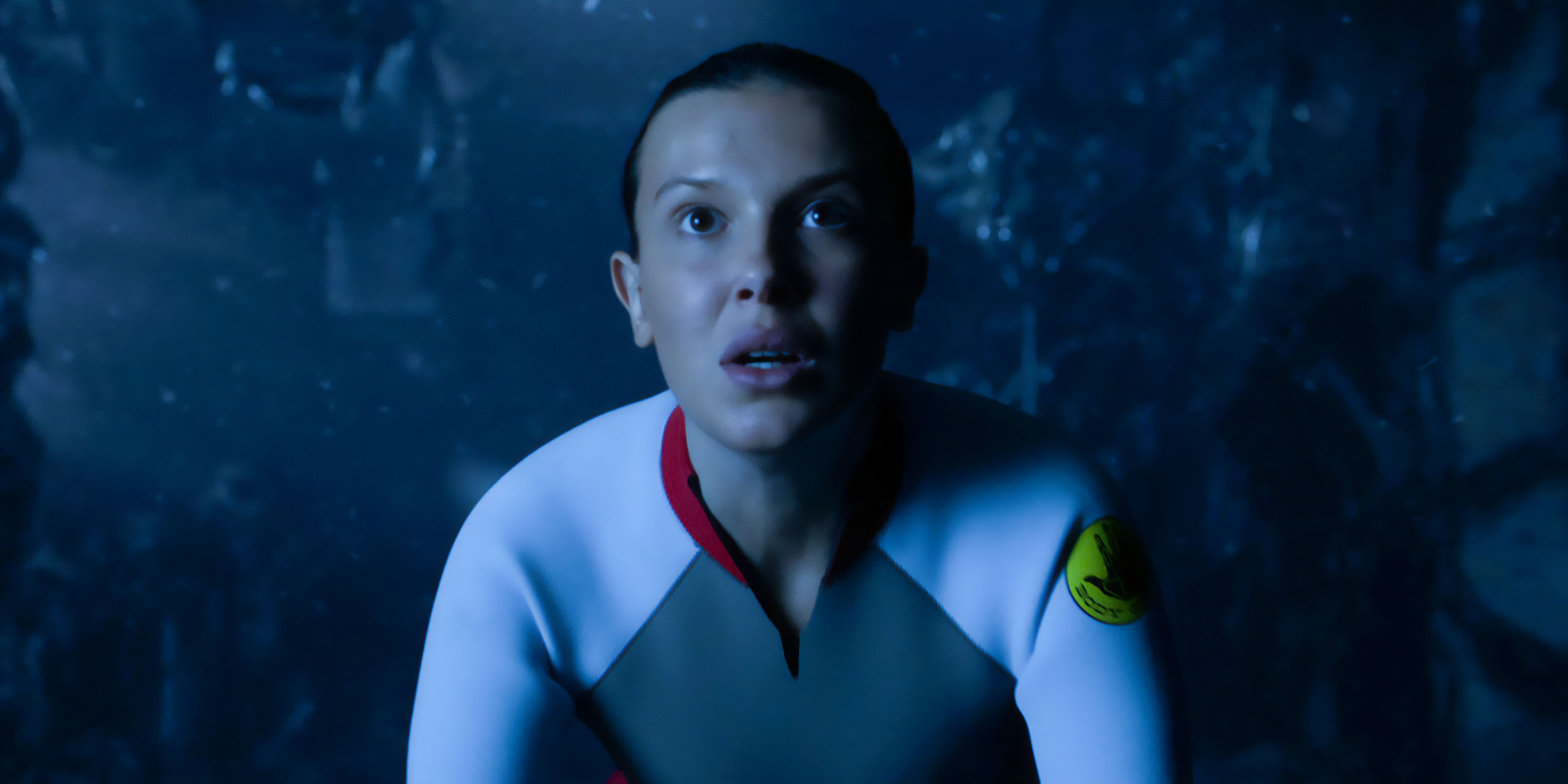 Onze, l'air inquiet, se trouve dans le Monde à l'Envers dans la partie 2 de la saison 5 de Stranger Things.