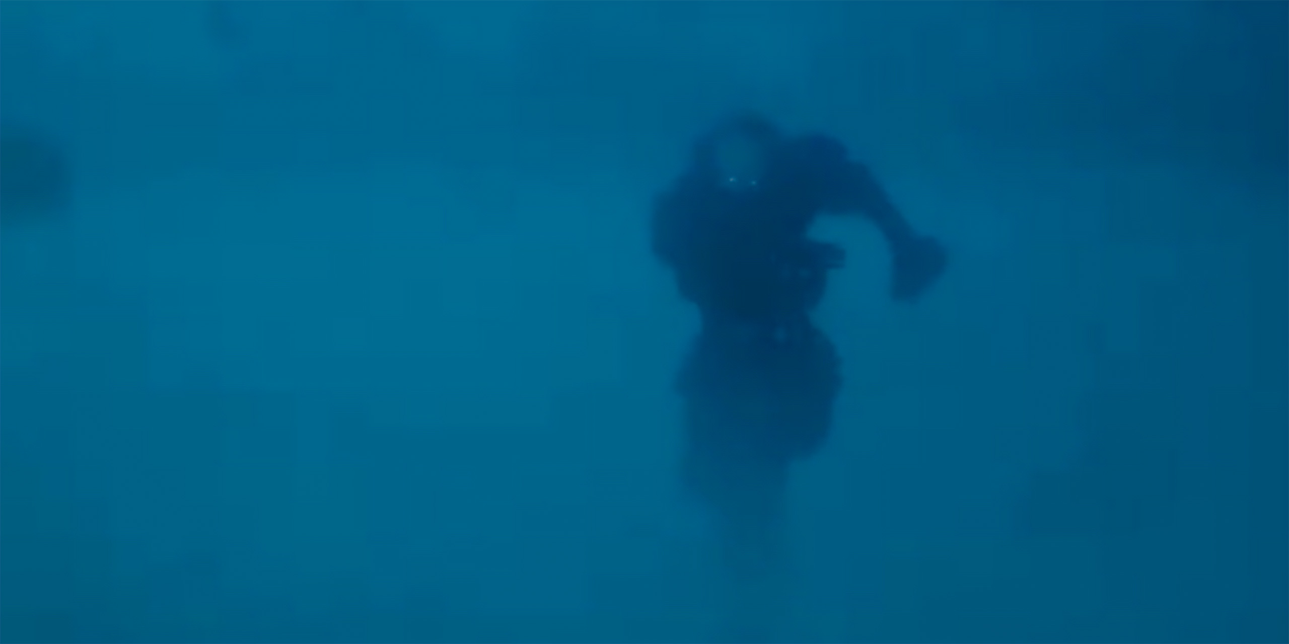 Pennywise (Bill Skarsgård) le clown dansant dans le brouillard dans l'épisode final de Ça : Bienvenue à Derry.
