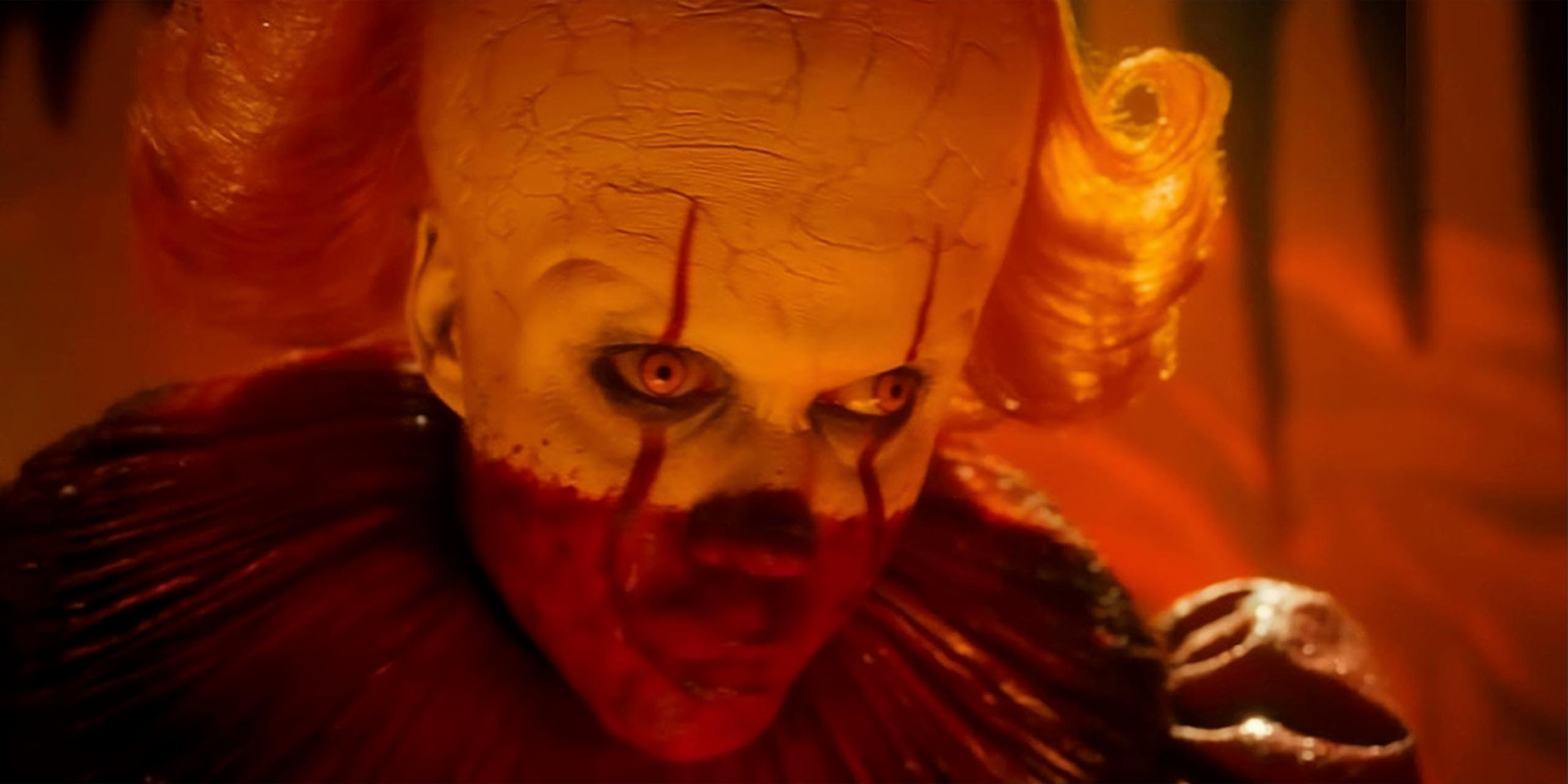 Pennywise (Bill Skarsgård) le visage couvert de sang, dans le grand final de Ça : Bienvenue à Derry.