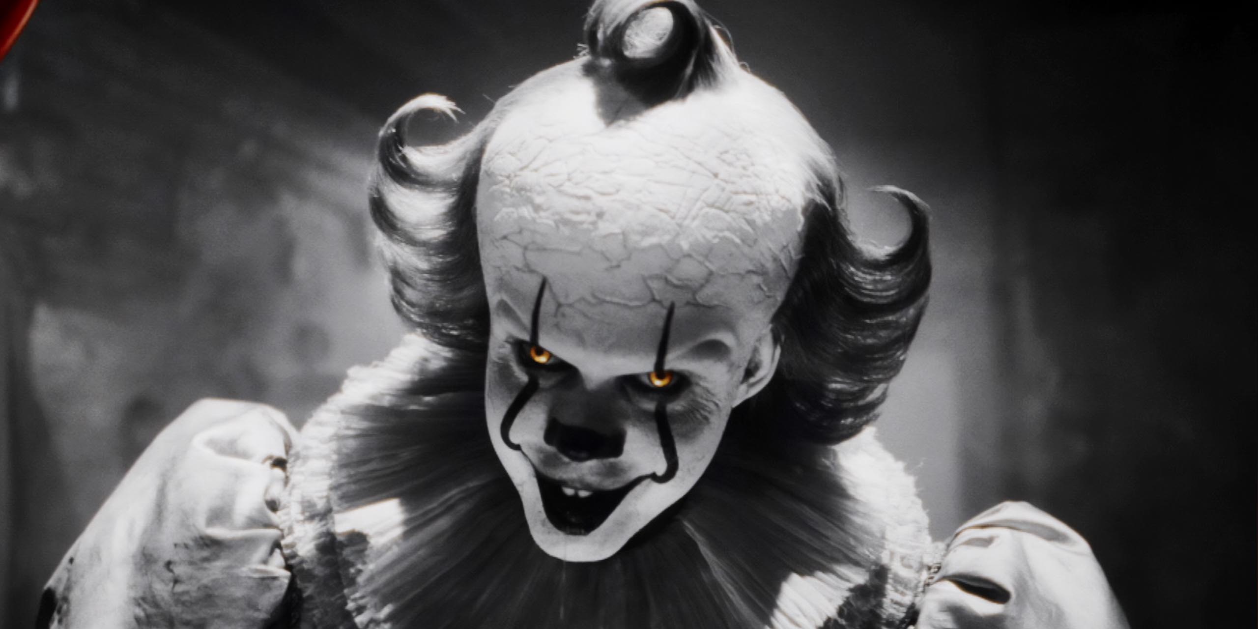 Le terrifiant clown Pennywise (Bill Skarsgård) dans Ça : Bienvenue à Derry sur HBO Max.