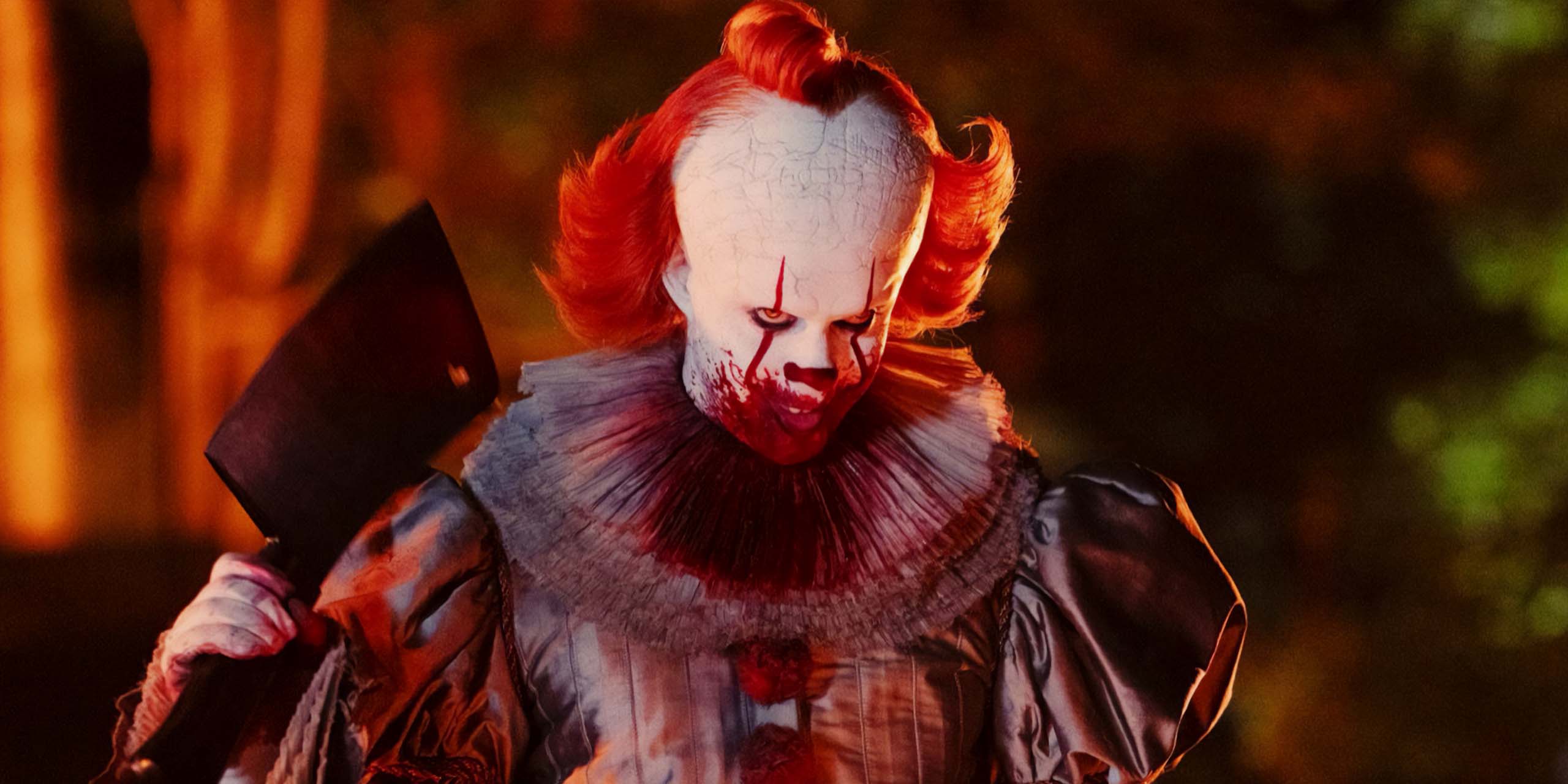Pennywise (Bill Skarsgård) tenant un hachoir, plus menaçant que jamais dans l'épisode final de Ça : Bienvenue à Derry.