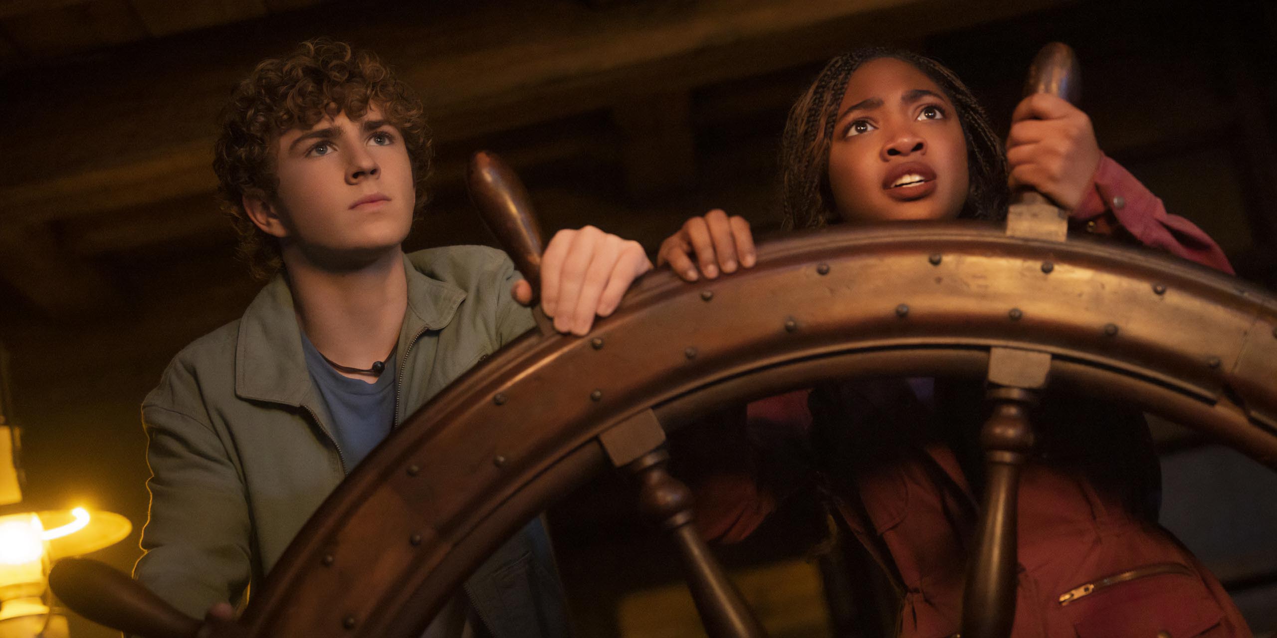 Percy (Walker Scobell) et Annabeth (Leah Sava Jeffries) manœuvrant une grande barre de navire dans la saison 2 de Percy Jackson et les Olympiens.