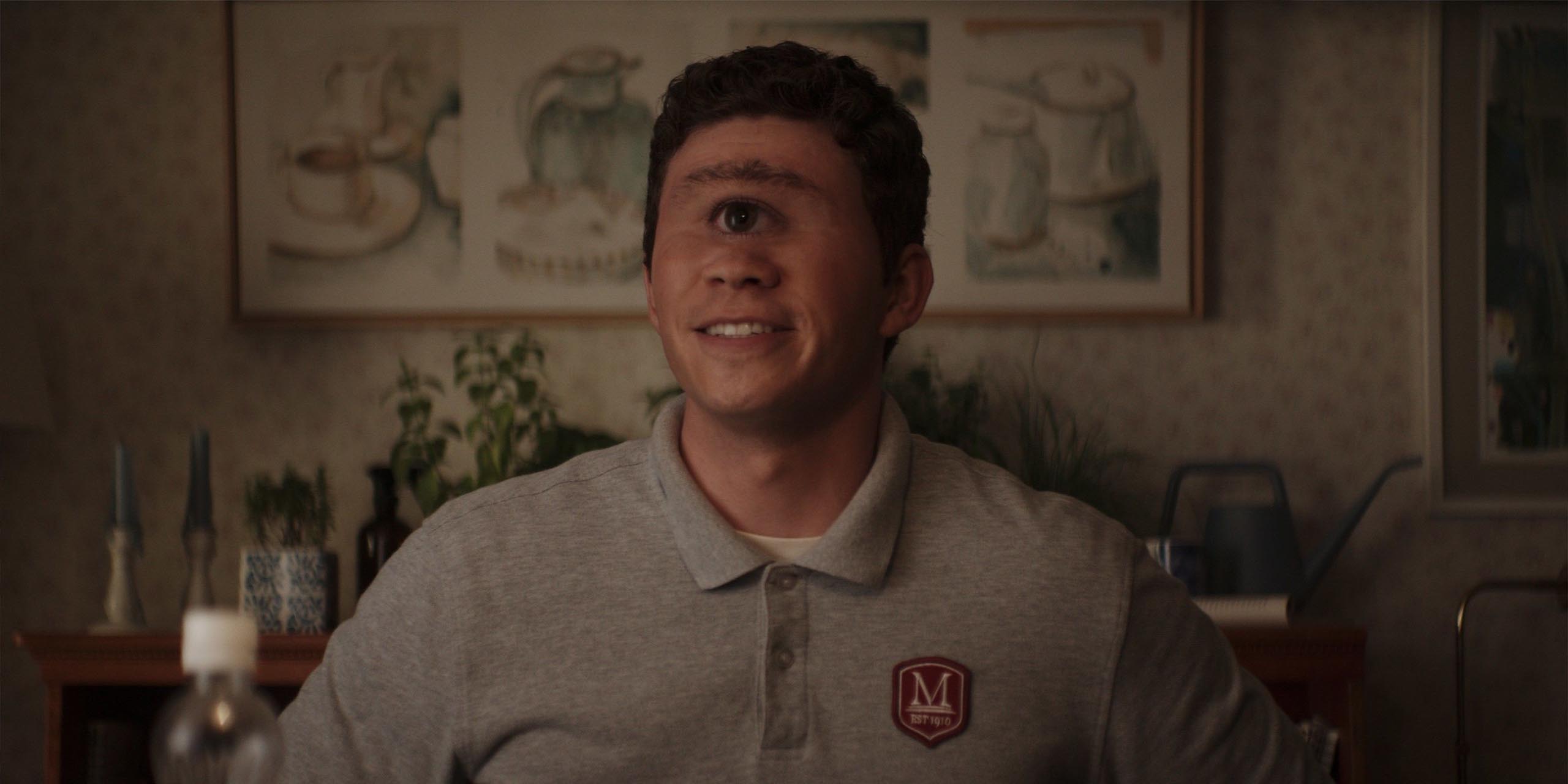Tyson sourit dans la maison des Jackson, dans l'épisode 1 de la saison 2 de Percy Jackson et les Olympiens.