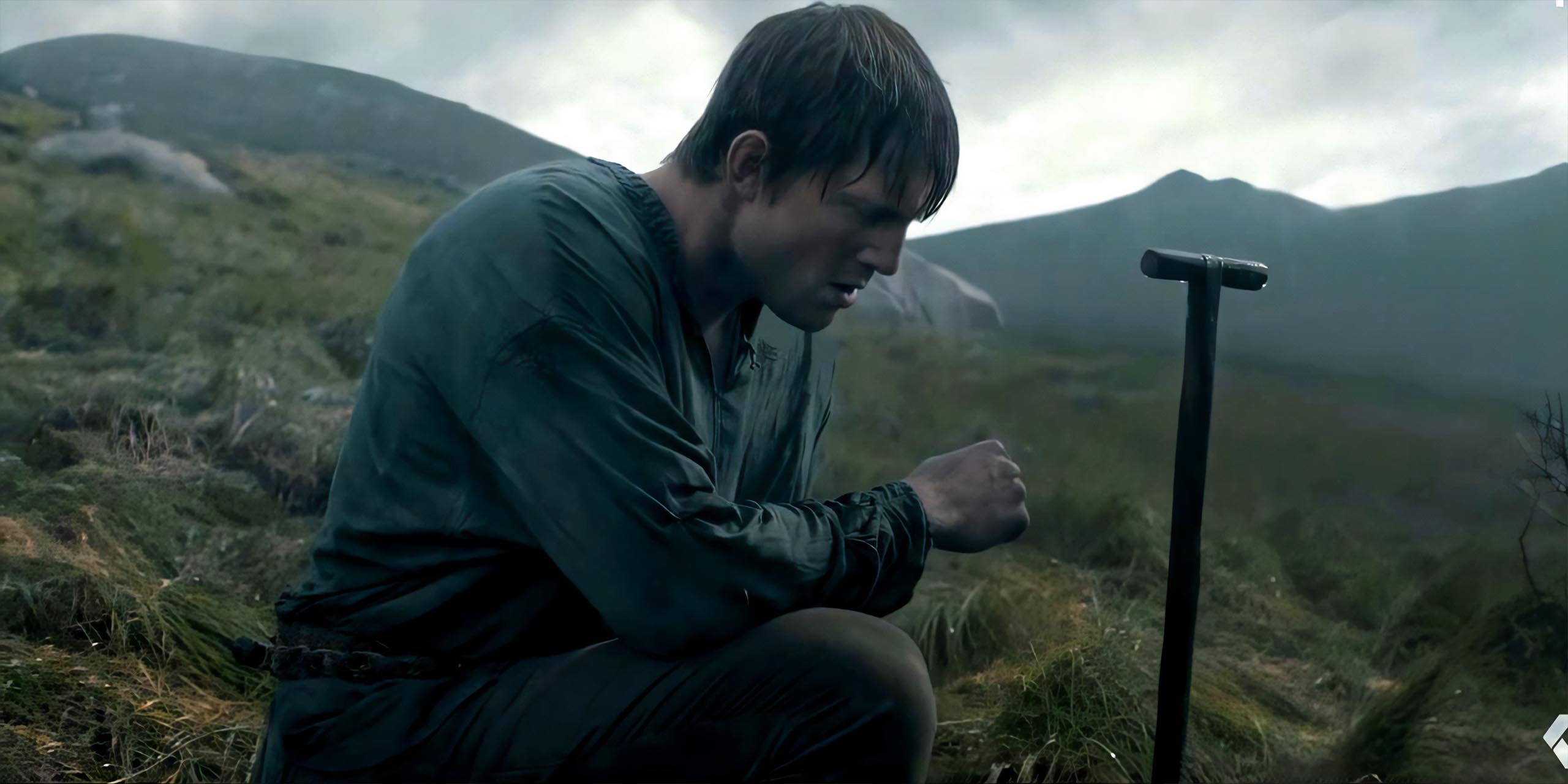 Peter Claffey dans le rôle de Ser Duncan, agenouillé sous la pluie sur une colline dans A Knight of the Seven Kingdoms.