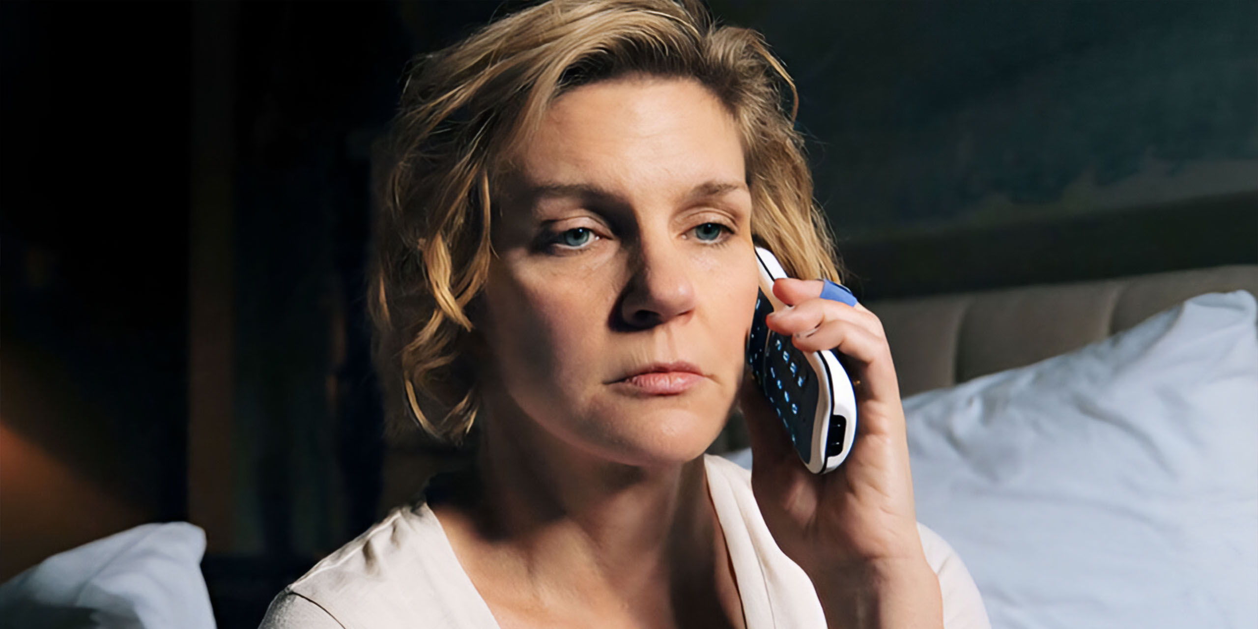 Rhea Seehorn dans le rôle de Carol dans Pluribus