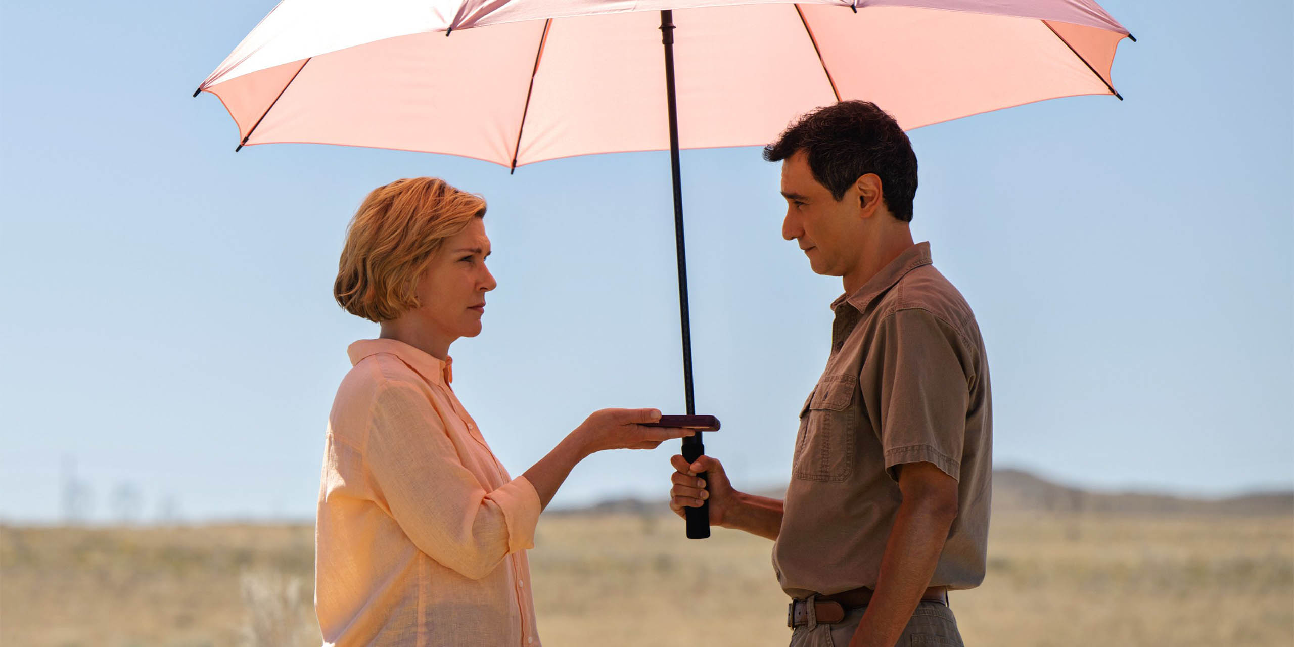 Manusos Oviedo (Carlos Manuel Vesga) rencontre enfin Carol (Rhea Seehorn) dans le final de la saison 1 de Pluribus.