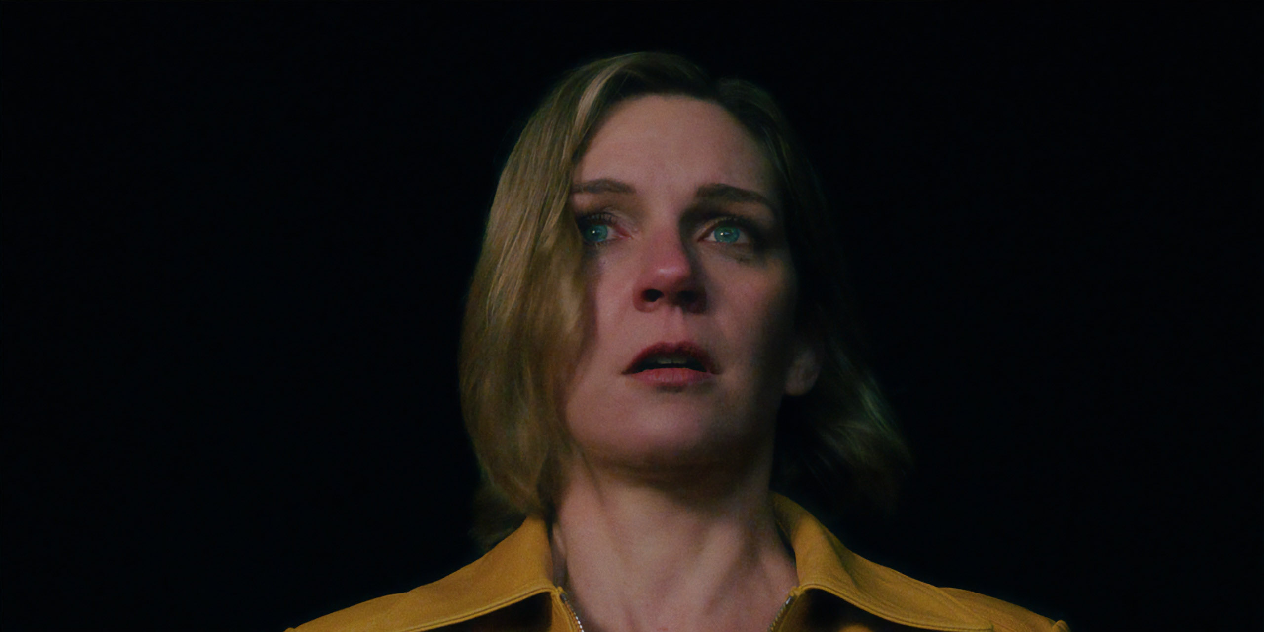 Carol (Rhea Seehorn) effrayée dans la série Pluribus sur Apple TV+.