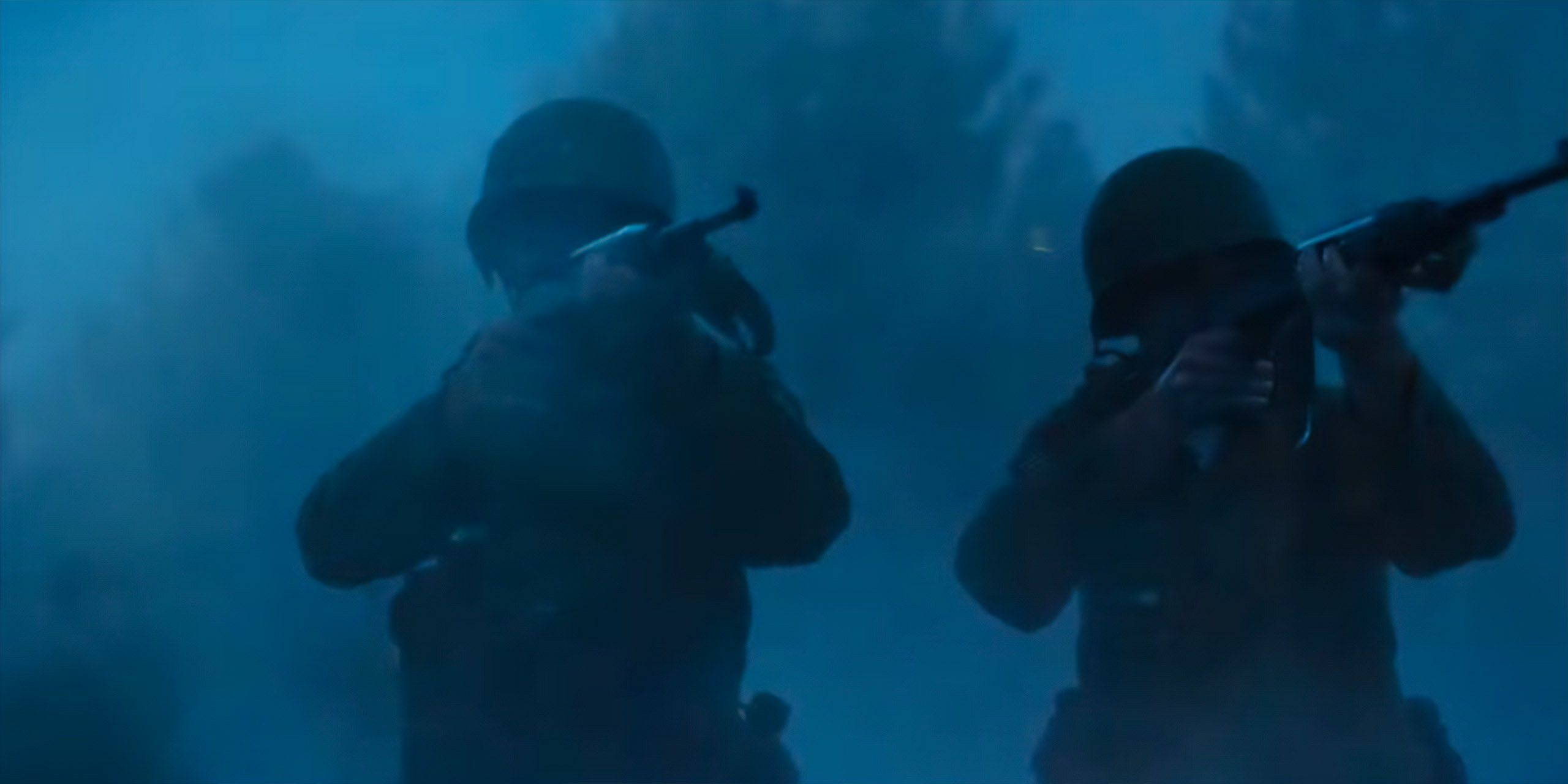 Les soldats armés dans le brouillard, visant Pennywise, dans l'épisode 10 de Ça : Bienvenue à Derry.