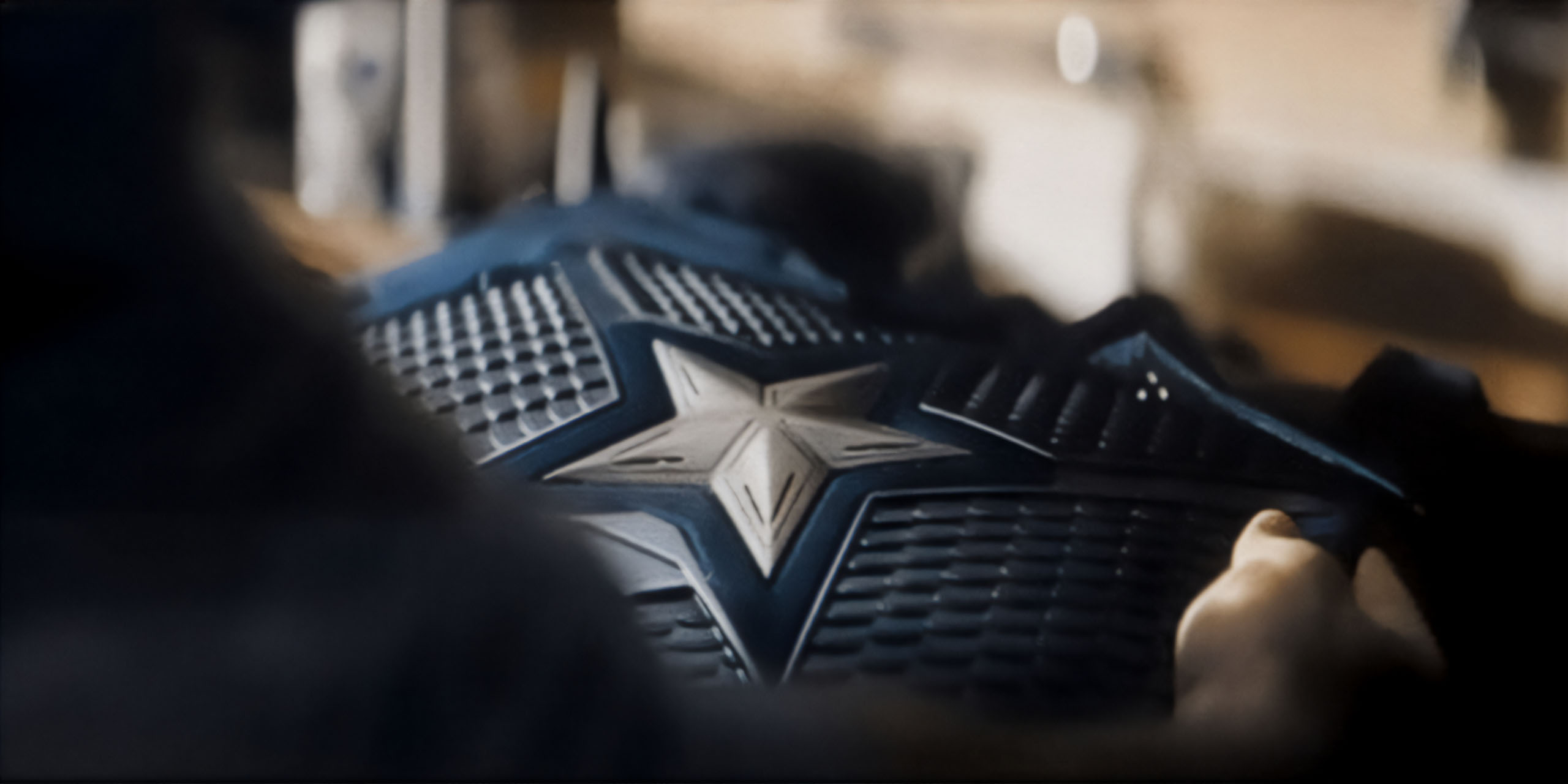 Steve Rogers (Chris Evans) observant son ancien costume de Captain America, dans Avengers: Doomsday.