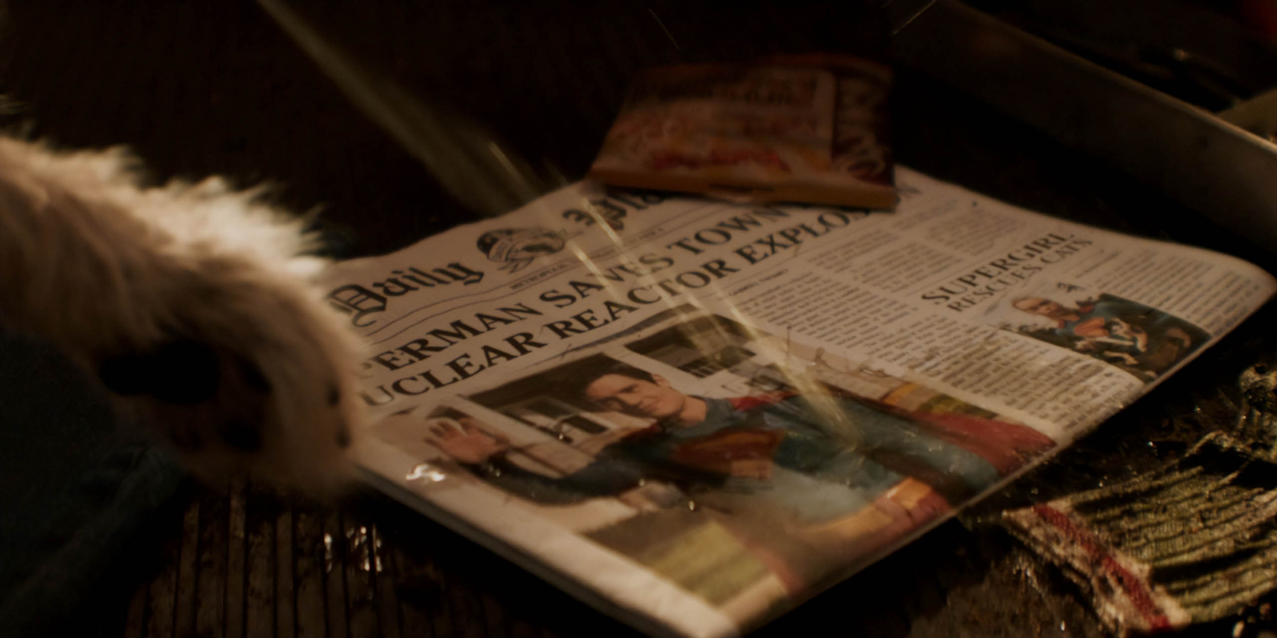 Krypto urine sur le journal sur lequel Superman est en Une;,, dans Supergirl.