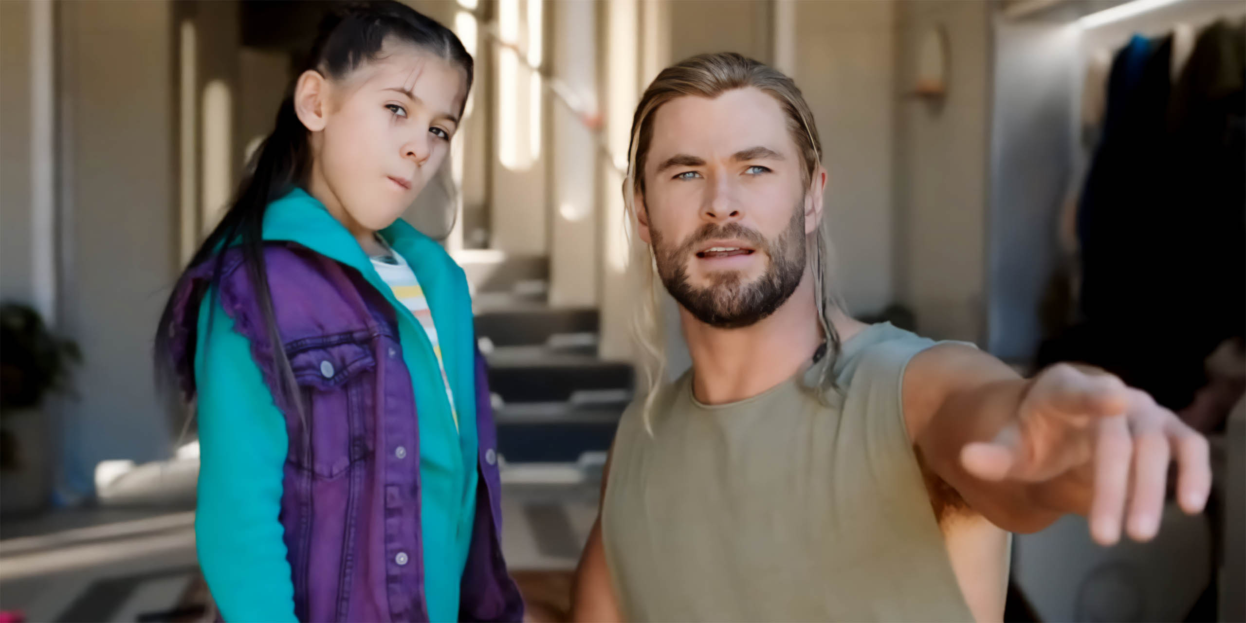 Chris Hemsworth et sa fille India Rose Hemsowrth dans les rôles de Thor et Love dans le film Thor: Love and Thunder.