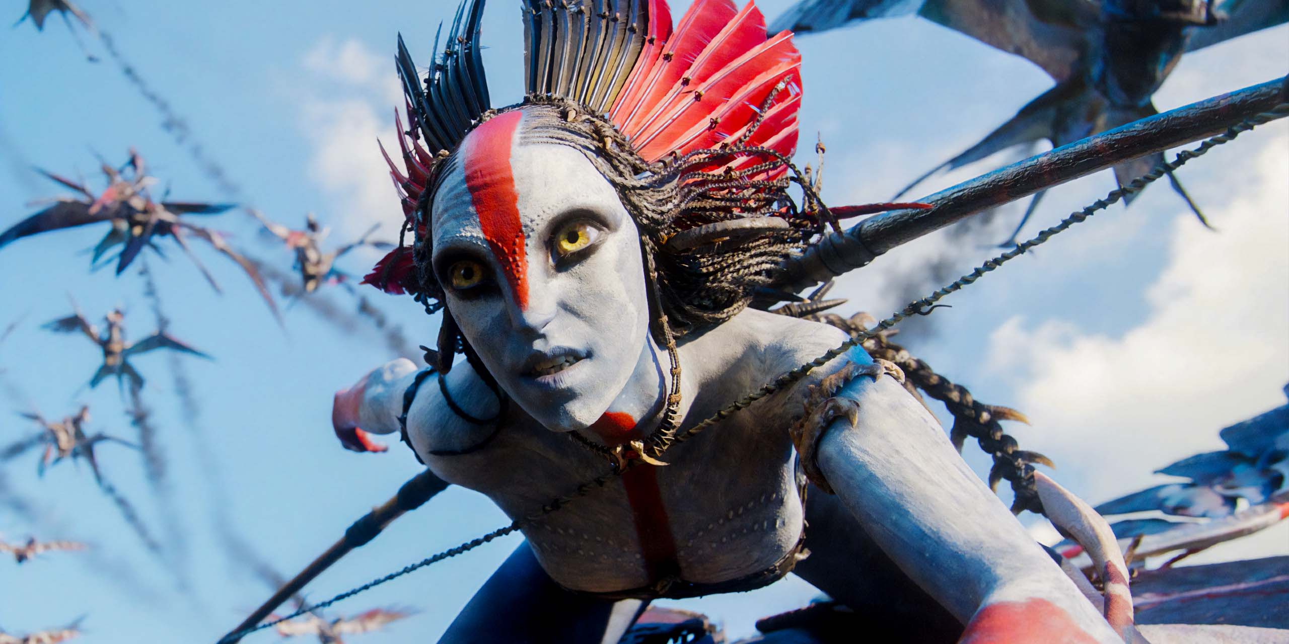 Varang (Oona Chapli) volant dans Avatar : de Feu et de Cendres.