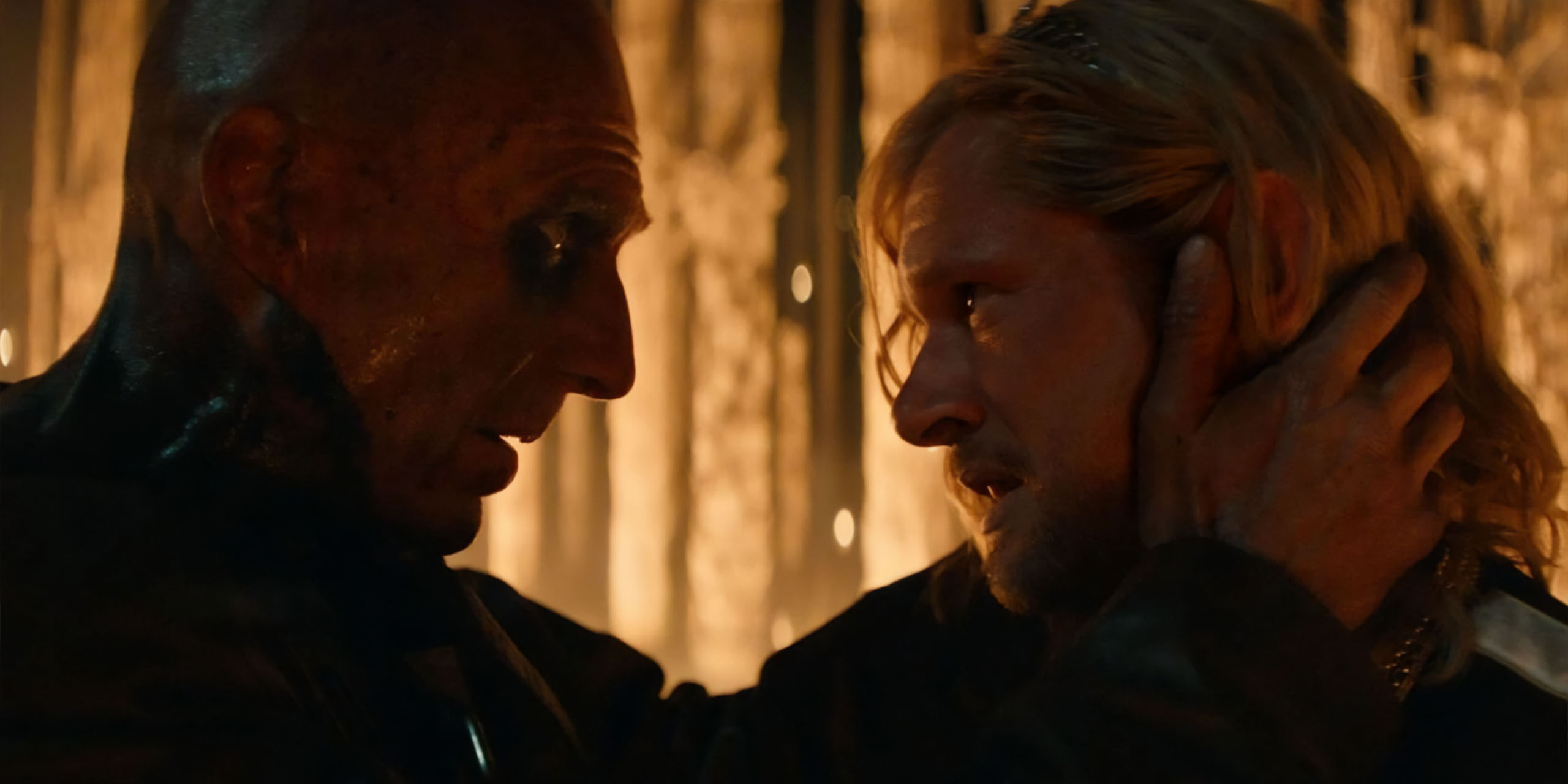 Ralph Fiennes dans le rôle du Dr Kelson et Jack O'Connell dans celui de Jimmy Crystal dans 28 ans plus tard : Le Temple des Morts.