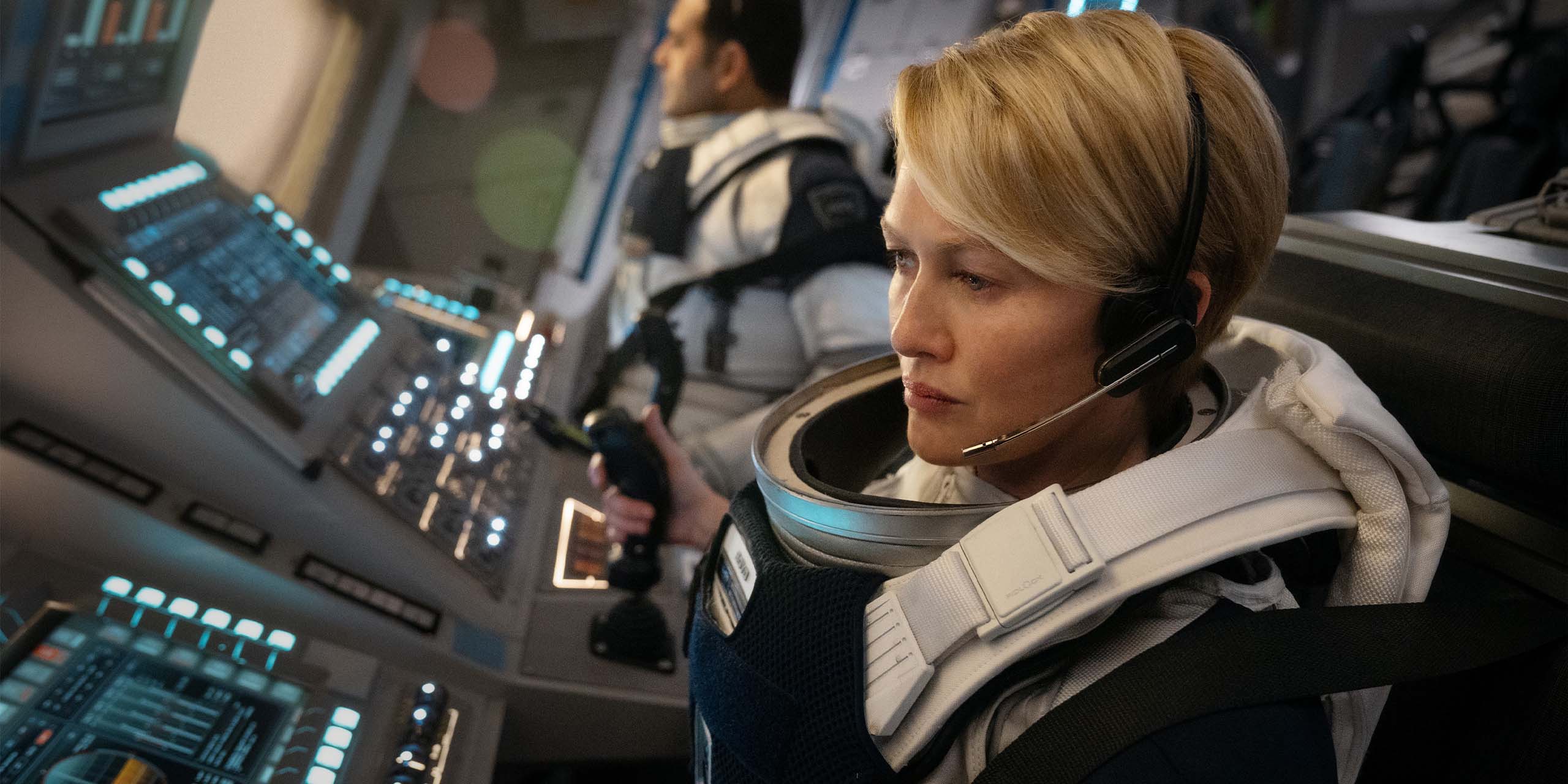 Celia Boyd (Mireille Enos) dans le cockpit d'une navette spatiale dans la saison 5 de For All Mankind.