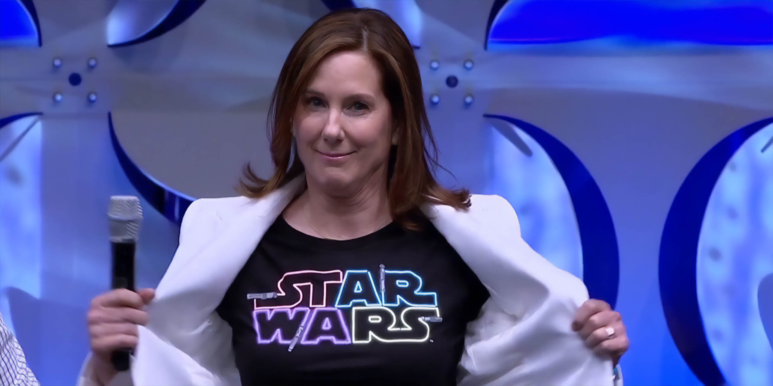 Kathleen Kennedy portant un tee-shirt Star Wars.