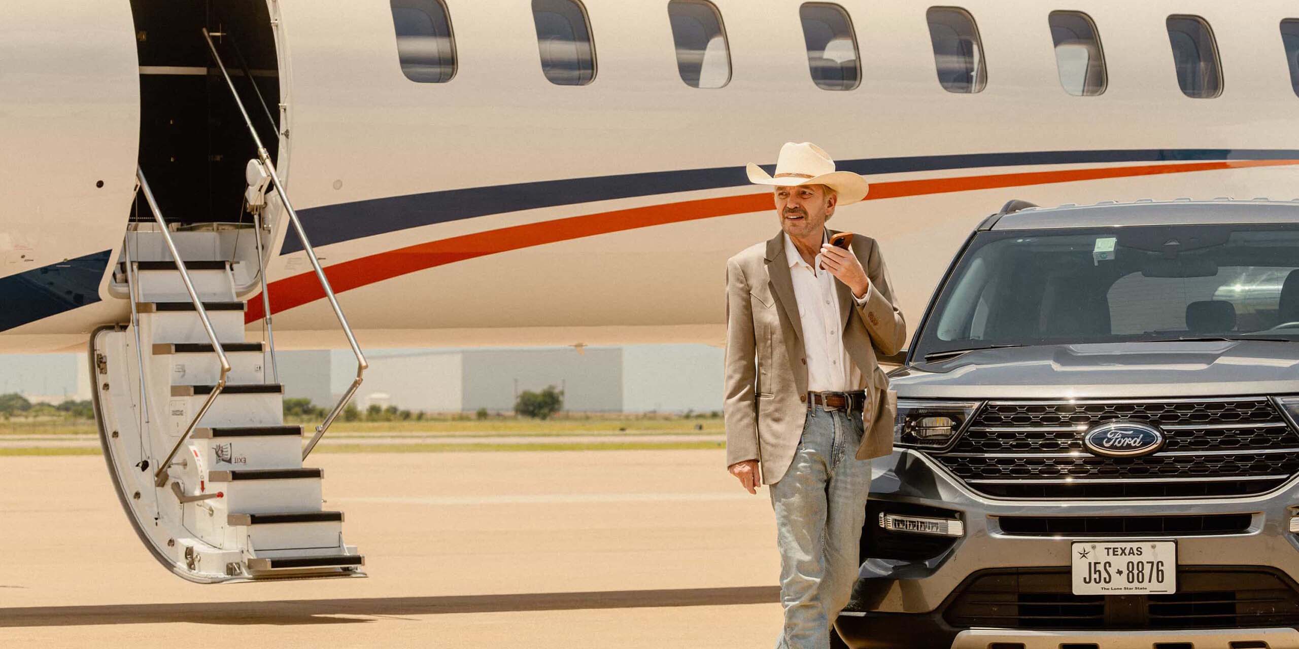 Billy Bob Thornton dans le rôle de Tommy sortant de l'avion, dans l'épisode 10 de la saison 2 de Landman, disponible en streaming sur Paramount+.