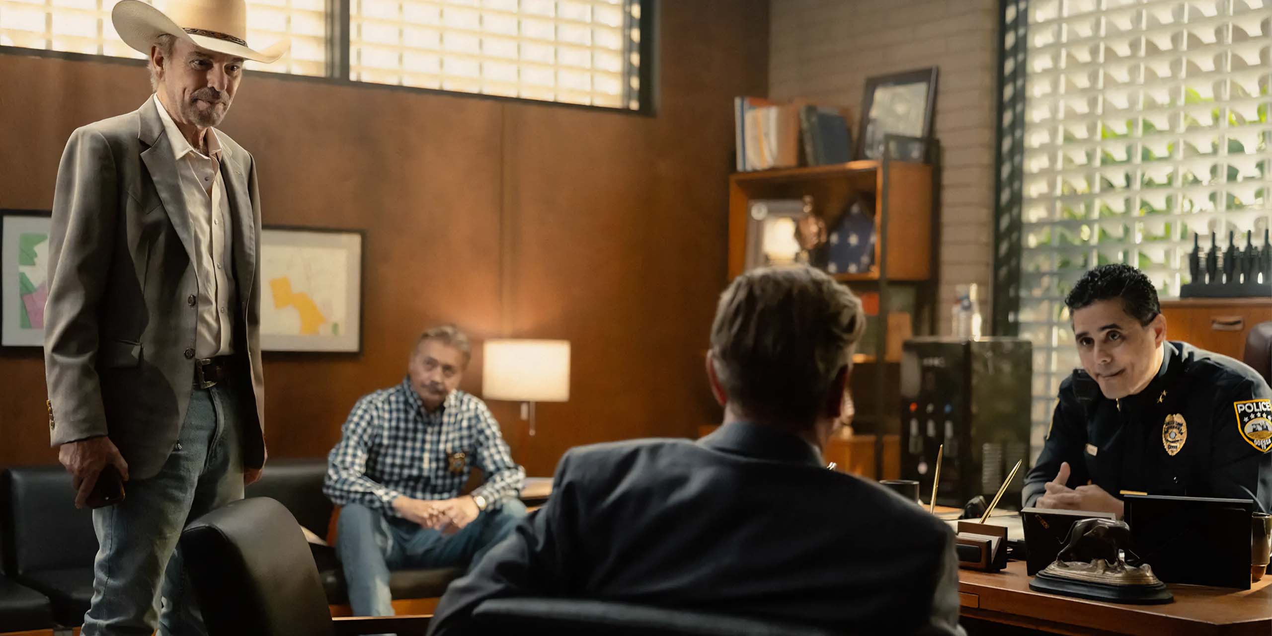 Billy Bob Thornton dans le rôle de Tommy et Mark Collie dans celui du shérif Walt Joeberg dans la saison 2 de 'Landman'.