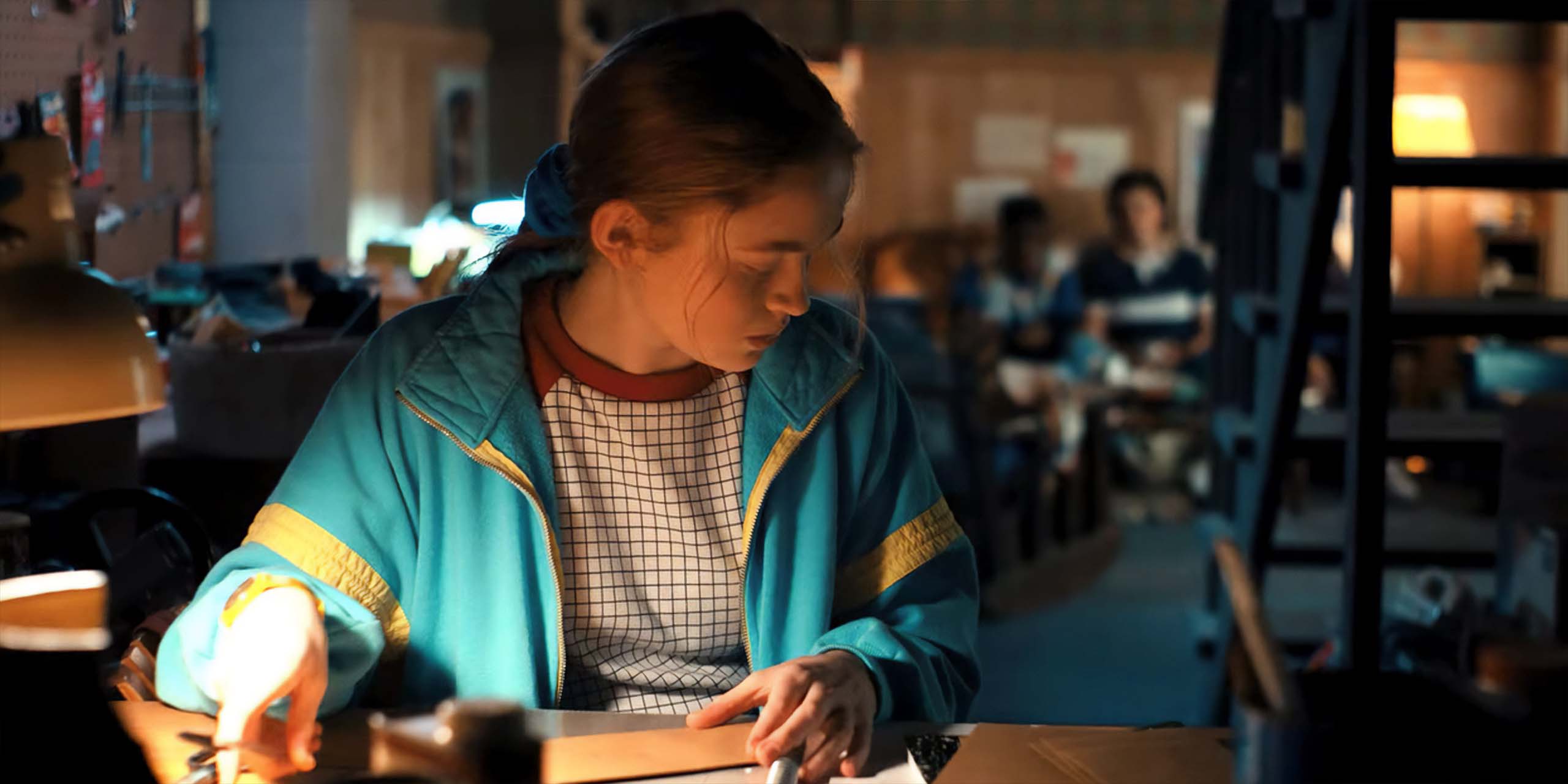 Max écrivant les lettres à ses proches, dans la saison 4 de Stranger Things.