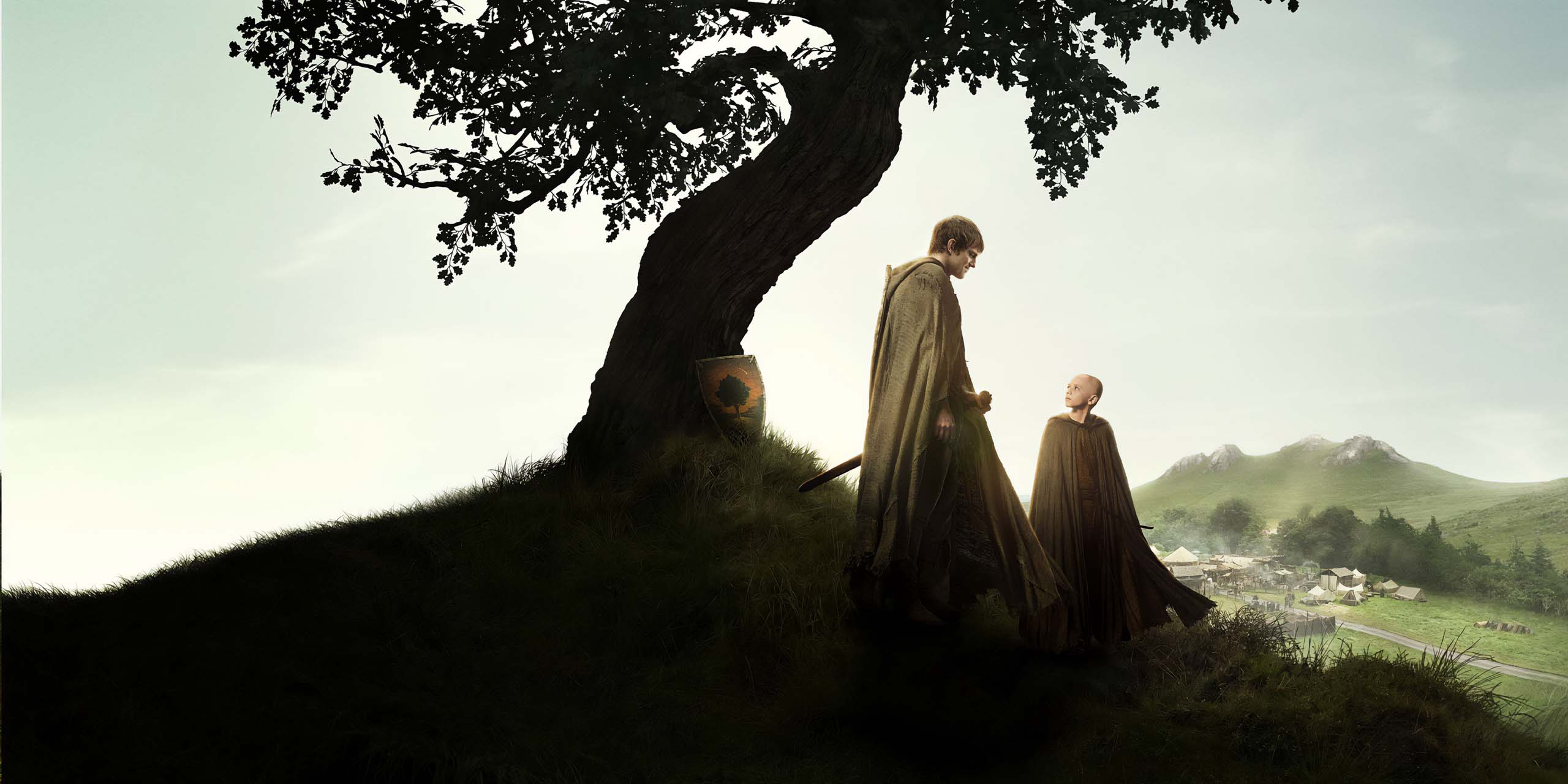 Dunk (Peter Claffey) et Egg (Dexter Sol Ansell) debout sous un arbre dans A Knight of the Seven Kingdoms.