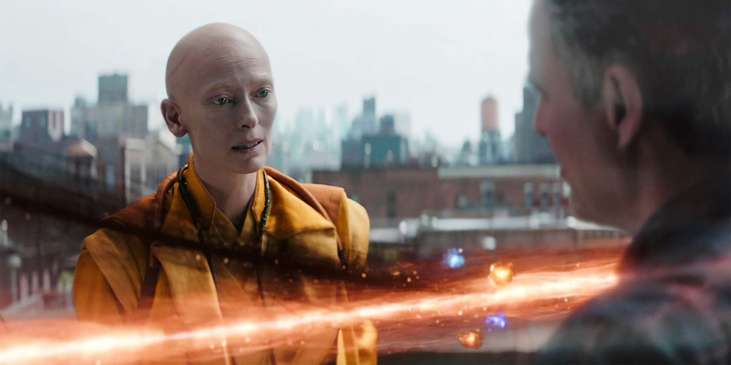 L'Ancien parle à Bruce des lignes temporelles divergentes et des Pierres d'Infinité dans Avengers : Endgame
