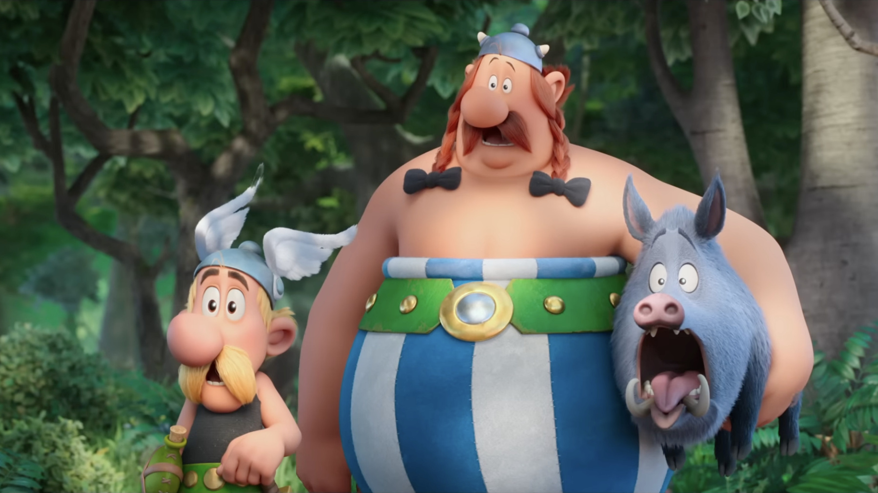 Astérix et Obélix tenant un sanglier, surpris alors qu'ils reviennent de la chasse dans la forêt, dans Astérix : Le Royaume de Nubie.