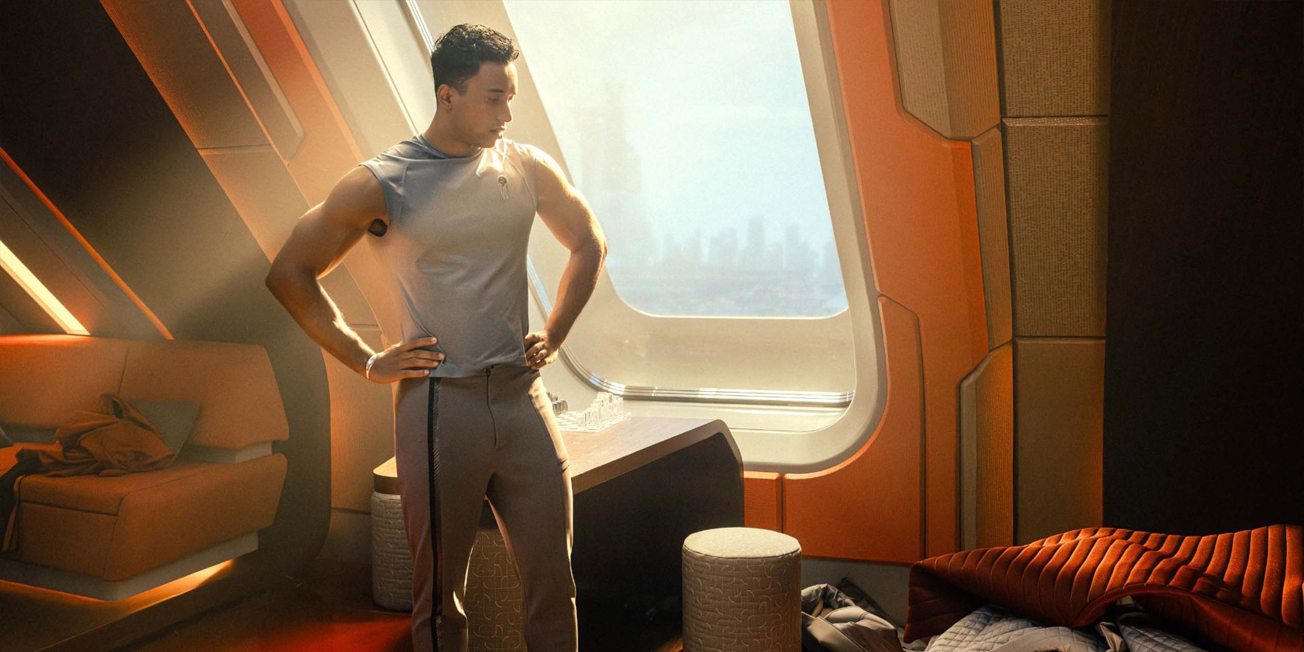 Caleb Mir devant son lit défait dans Star Trek: Starfleet Academy.