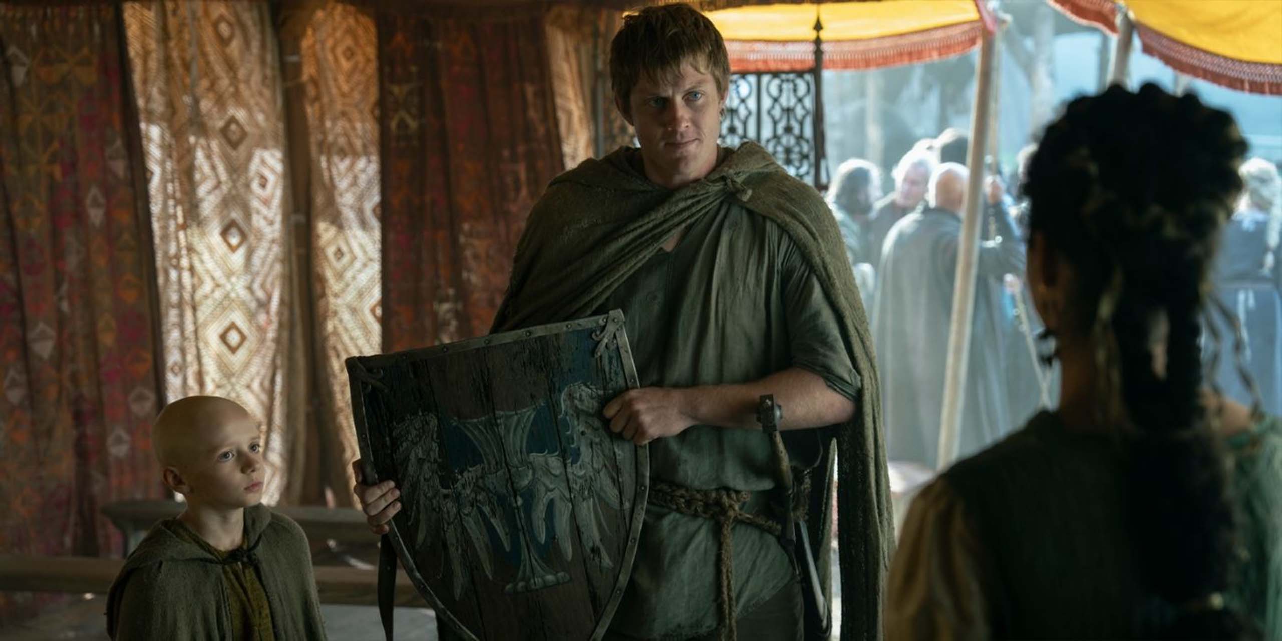 Peter Claffey dans le rôle de Dunk, assis avec Dexter Sol Ansell dans le rôle d'Egg dans A Knight of the Seven Kingdoms.