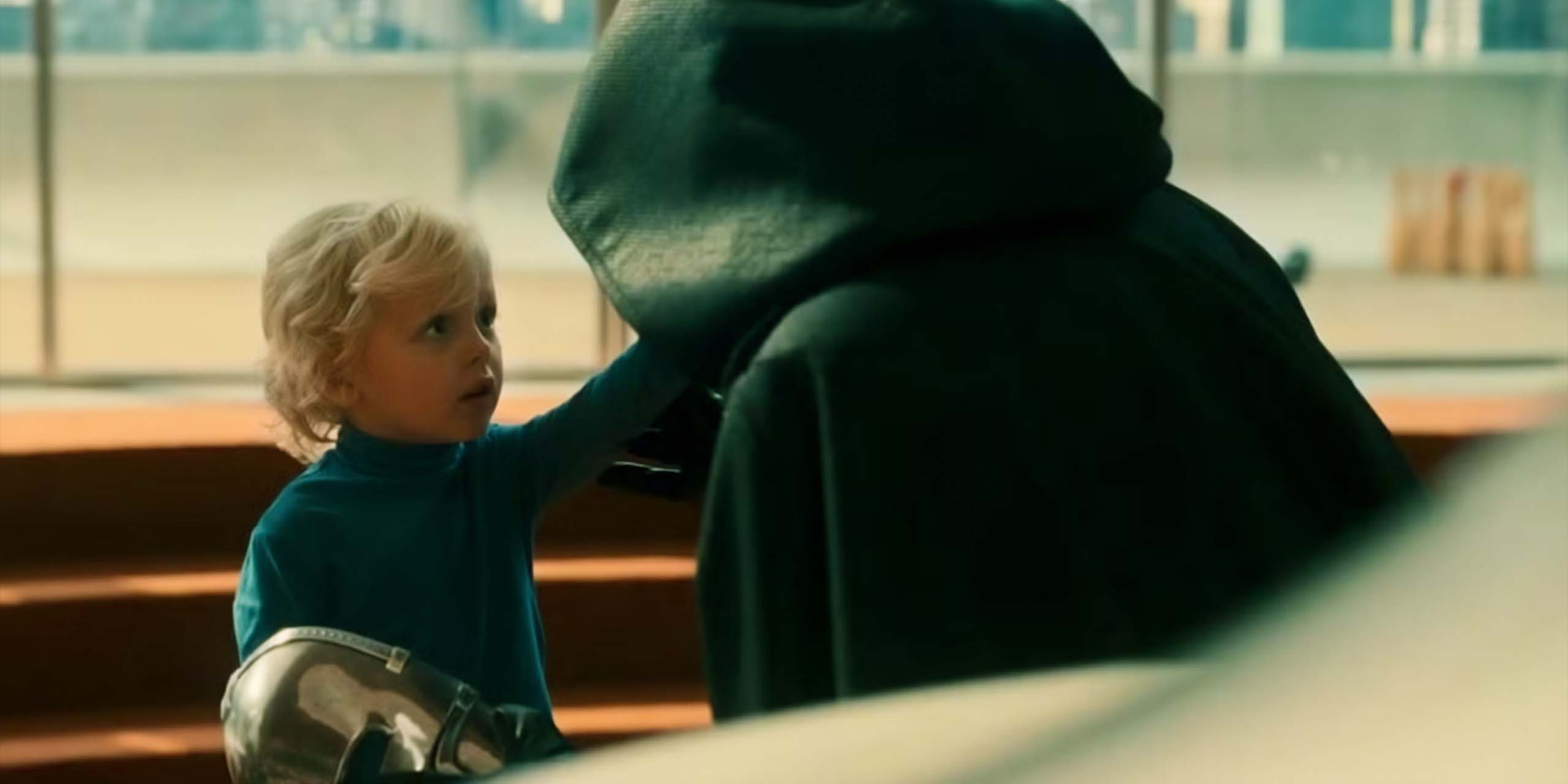 Dr Doom (Robert Downey Jr) et le jeune Franklin Richards dans la scène post-générique des Quatre Fantastiques : Premiers Pas.