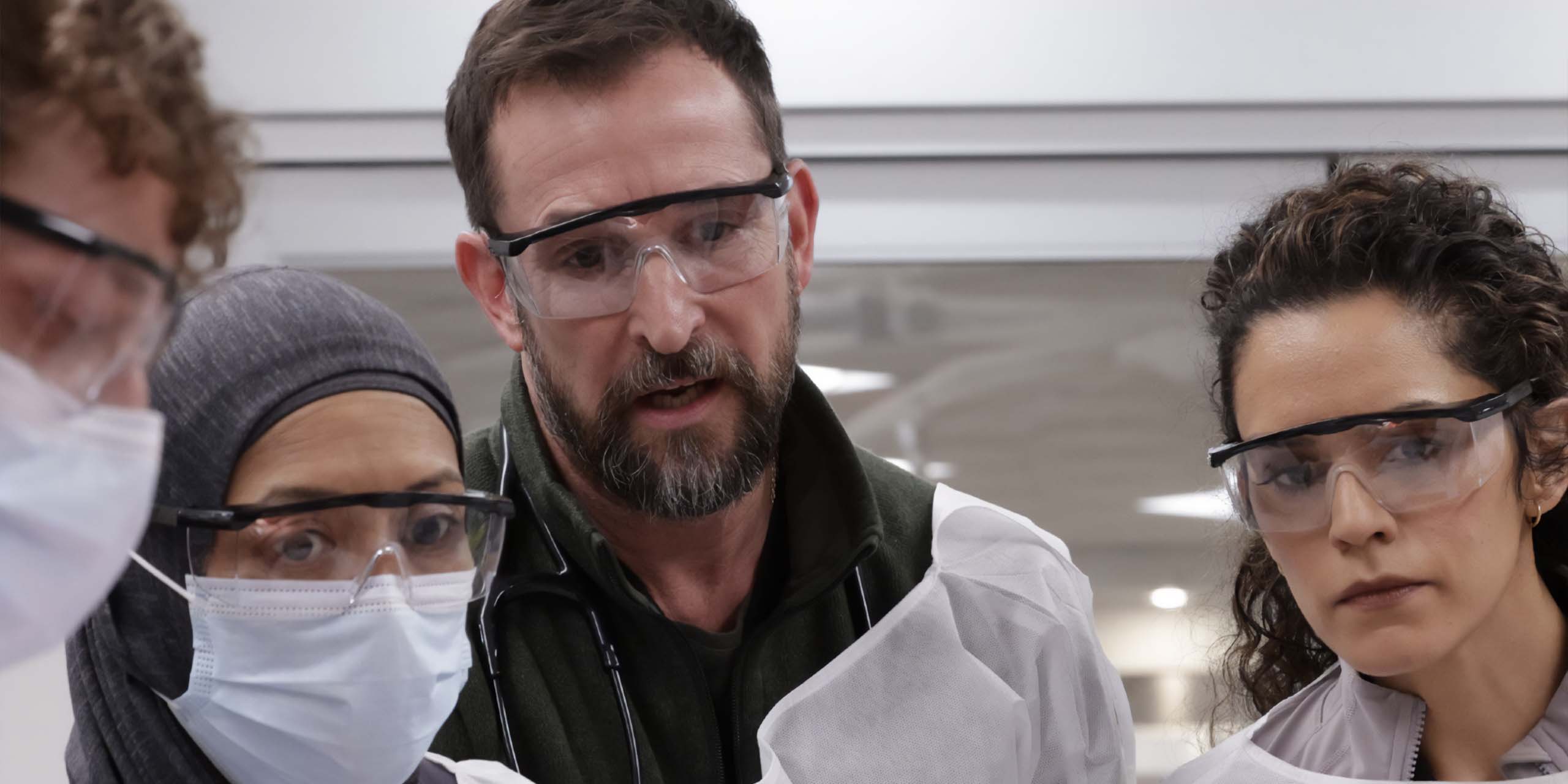 Le Dr Robby et son équipe, dans la saison 2 de The Pitt, examinent un patient.