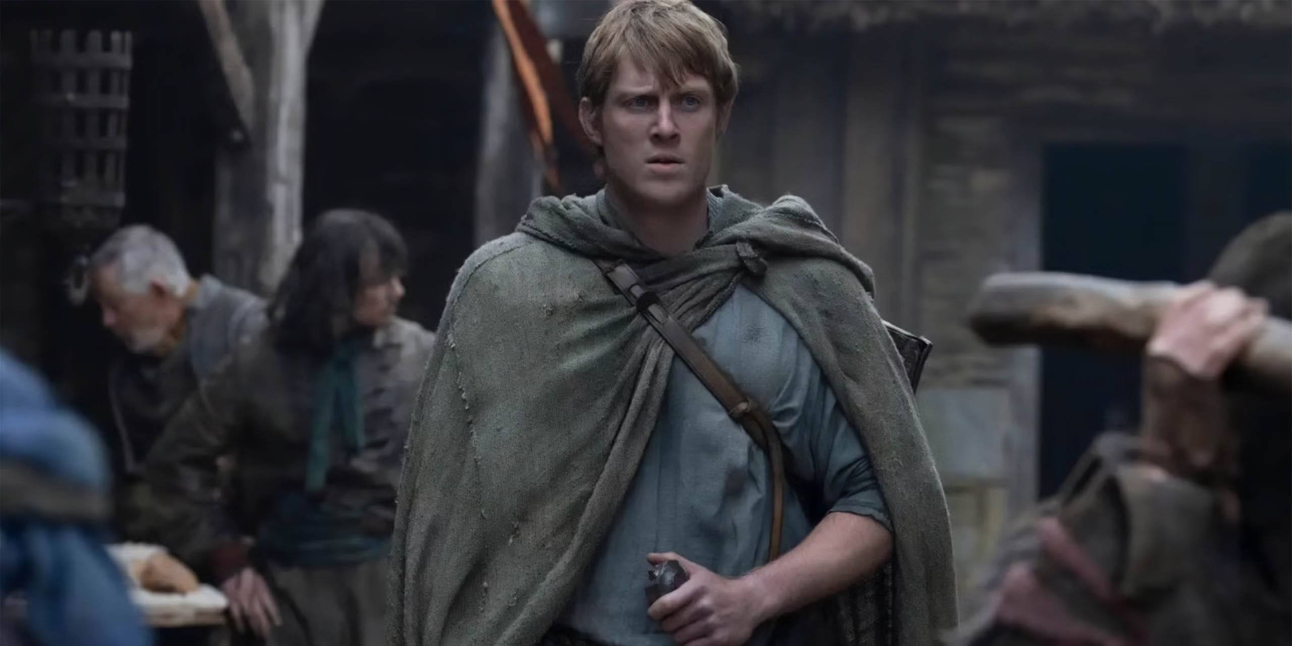 Ser Duncan « Dunk » le Grand (Peter Claffey) traversant un village dans A Knight of the Seven Kingdoms.