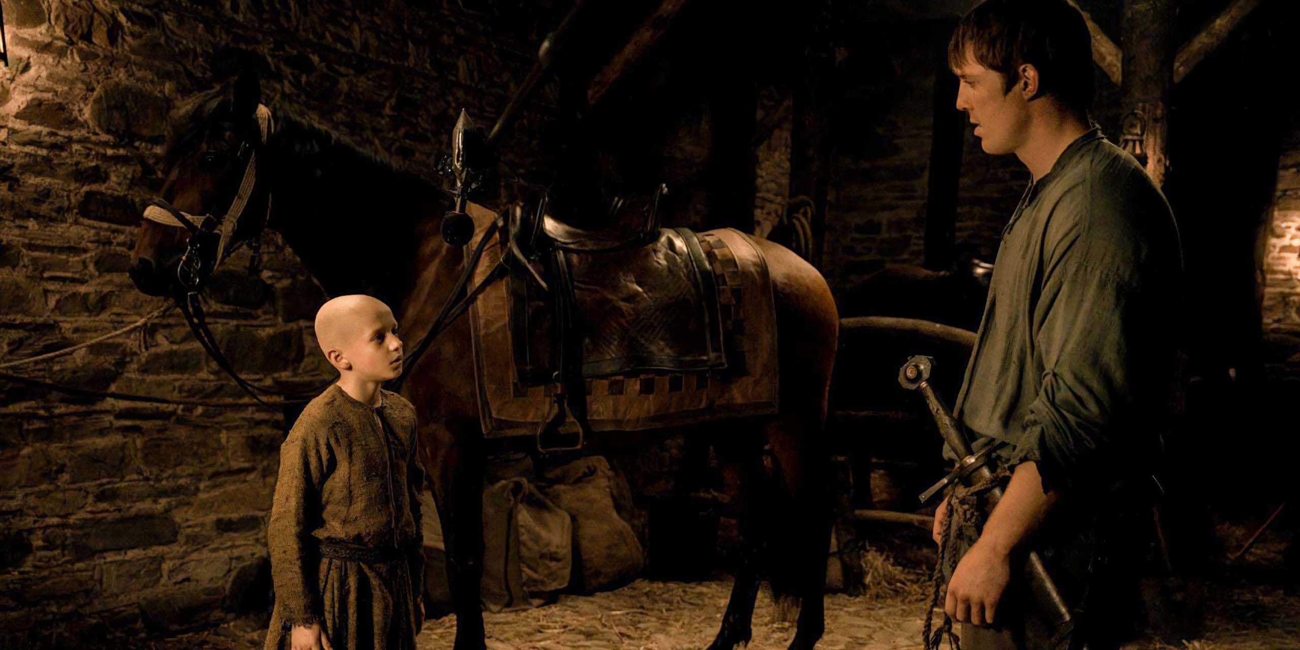 Œuf (Dexter Sol Ansell) lève les yeux vers Dunk (Peter Claffey) dans A Knight of the Seven Kingdoms.