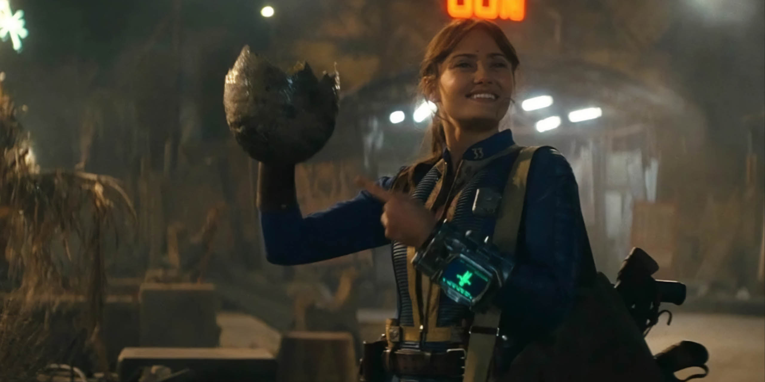 Lucy (Ella Purnell) tenant un œuf de Deathclaw, dans Fallout.