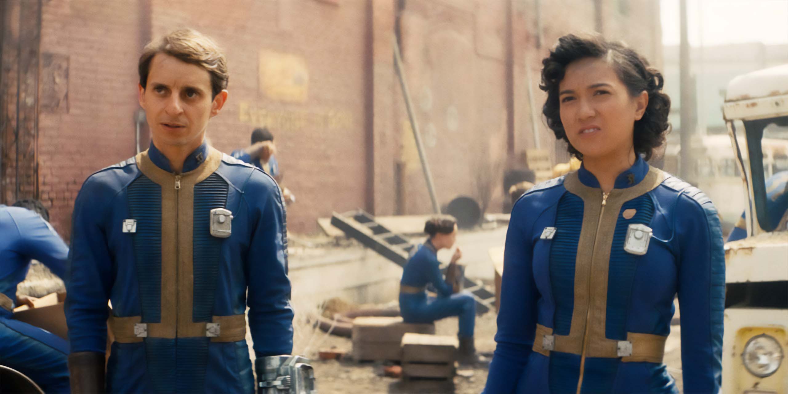 Moises Arias et Rachel Marsh dans Fallout