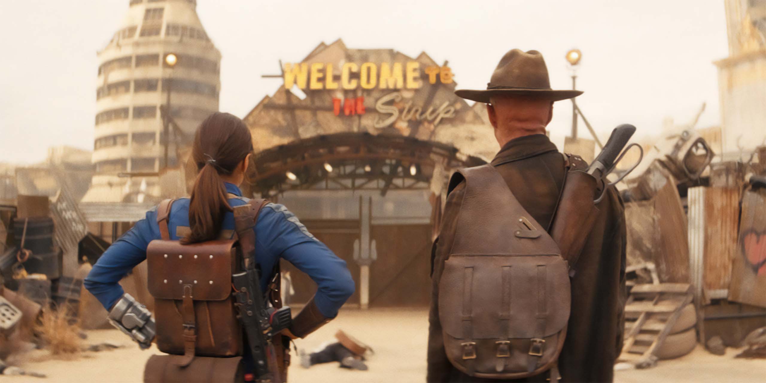 Ella Purnell dans le rôle de Lucy et Walton Goggins dans celui du Ghoul, à l'extérieur de Las Vegas dans Fallout