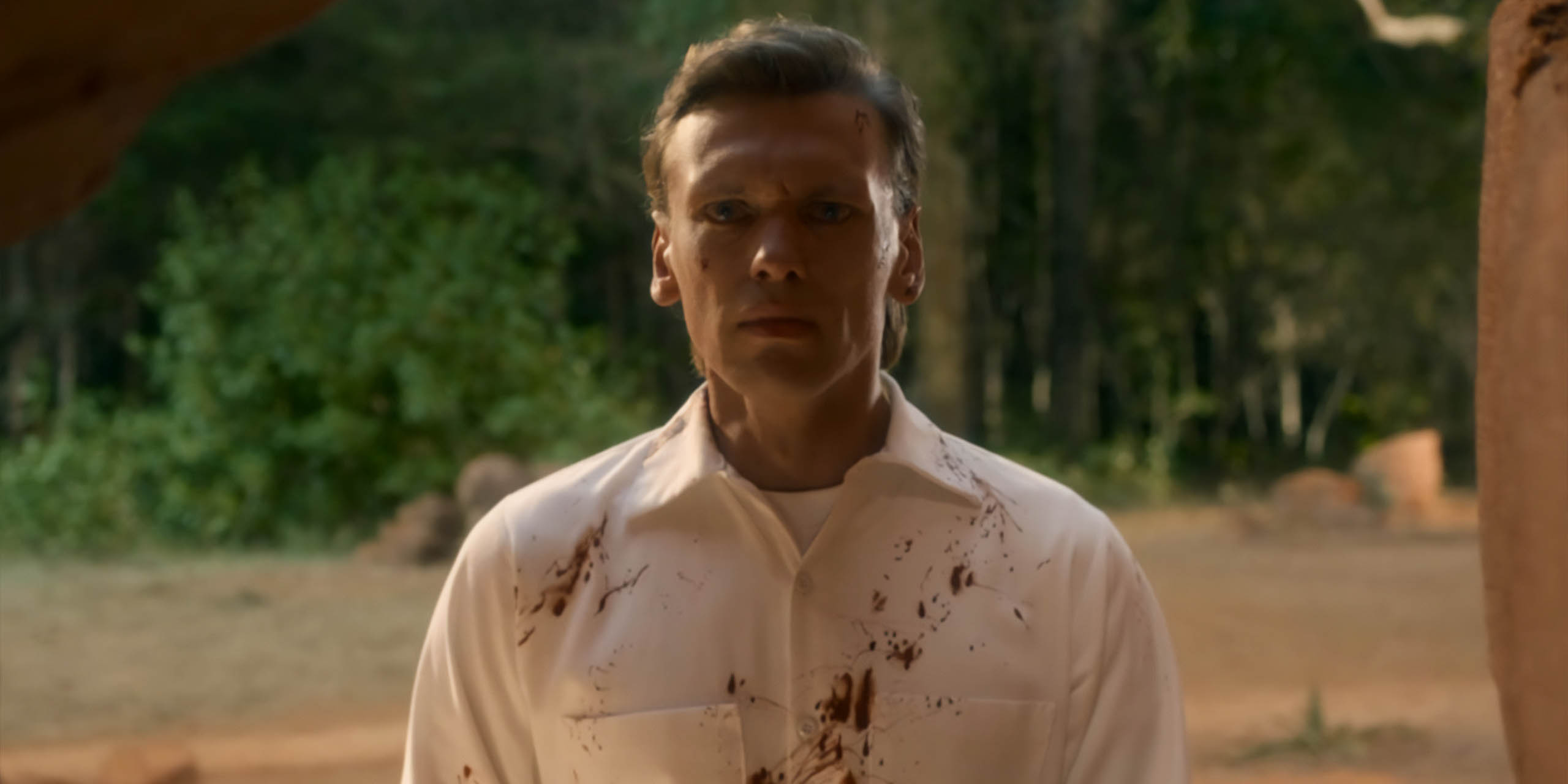Jamie Campbell Bower, dans le rôle d'Henry Creel, l'air terrifié à l'entrée de la grotte dans la saison 5 de Stranger Things.