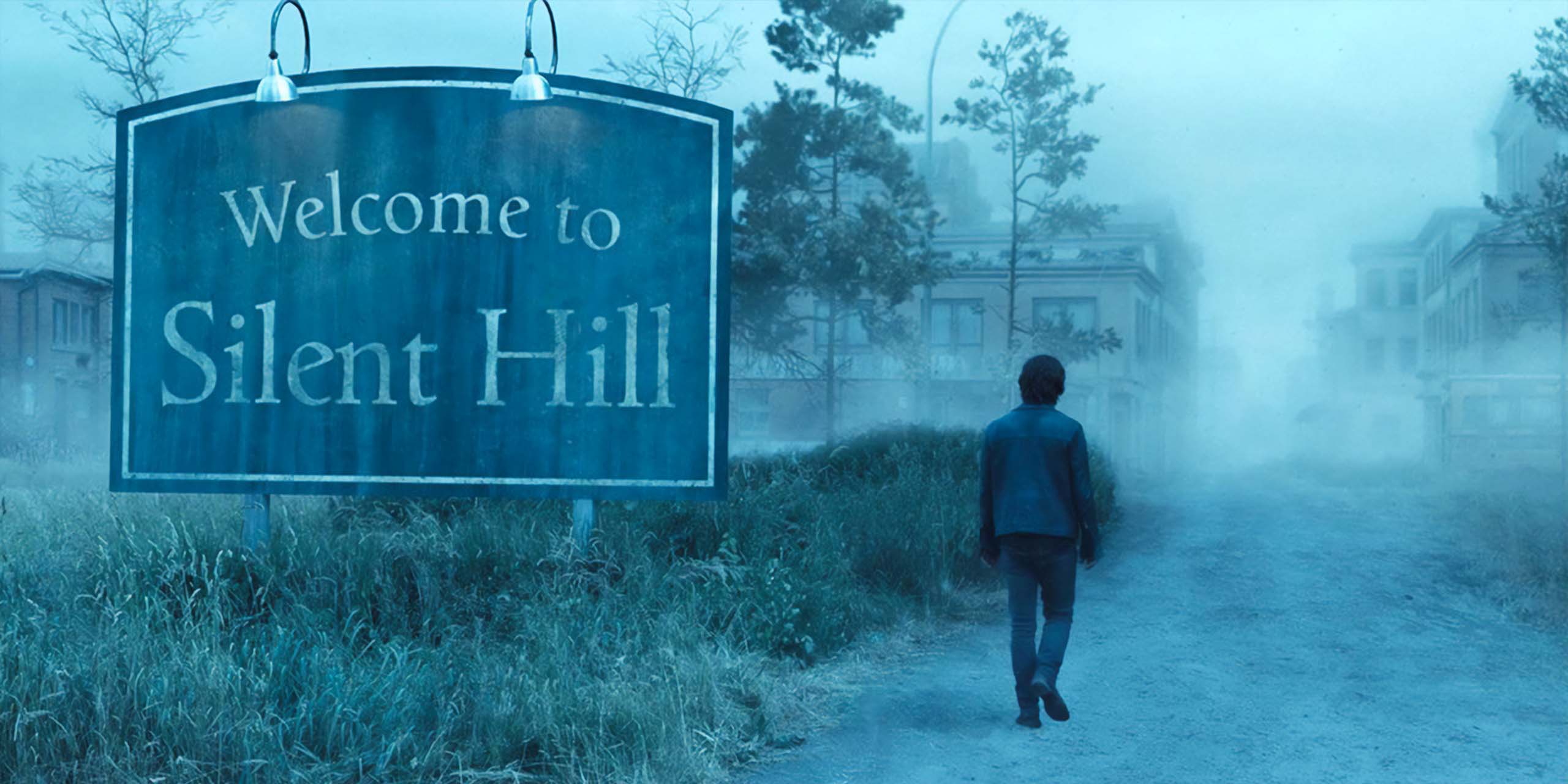 Jeremy Irvine, dans le rôle de James Sunderland, marche près d'un panneau dans Retour à Silent Hill.