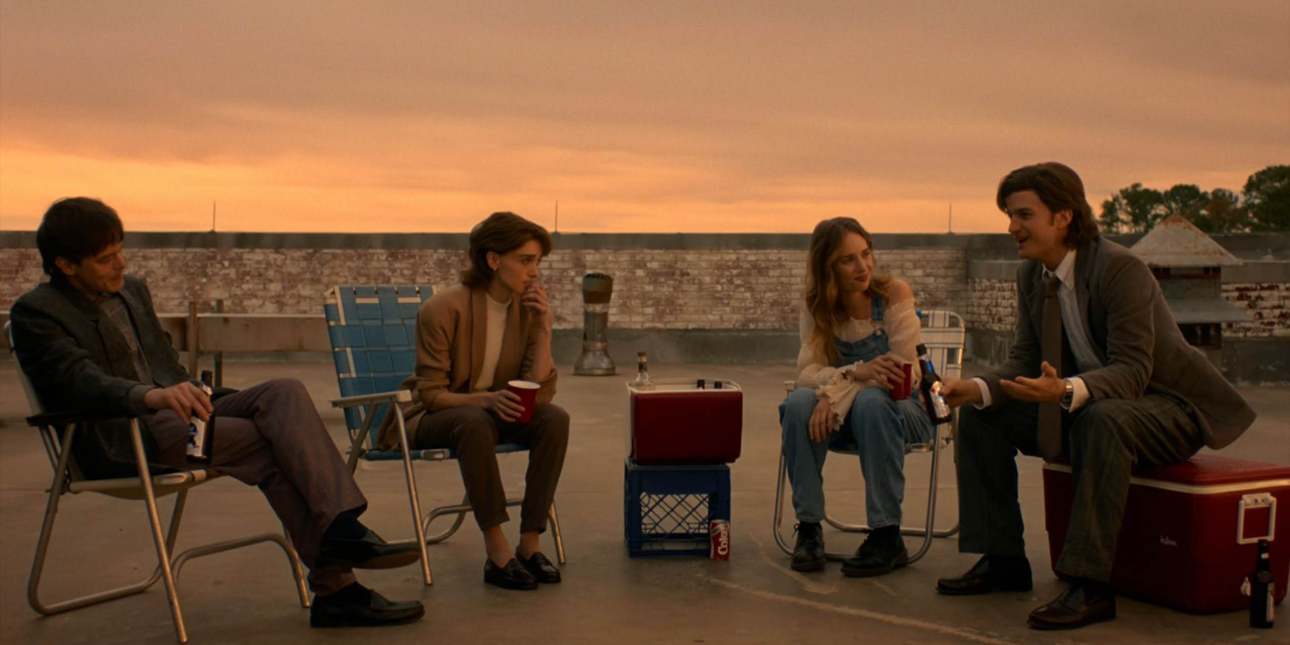 Jonathan, Nancy, Robin et Steve dans l'épilogue de Stranger Things