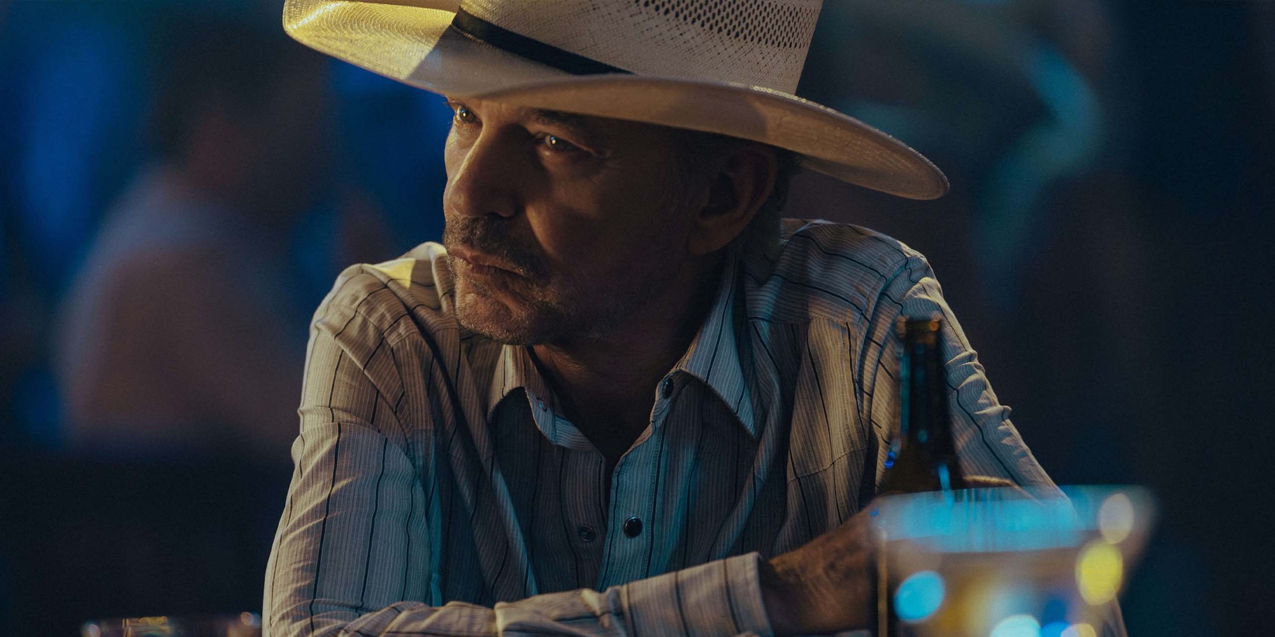Tommy (Bill Bob Thornton) devant un verre au bar dans la saison 2 de Landman.