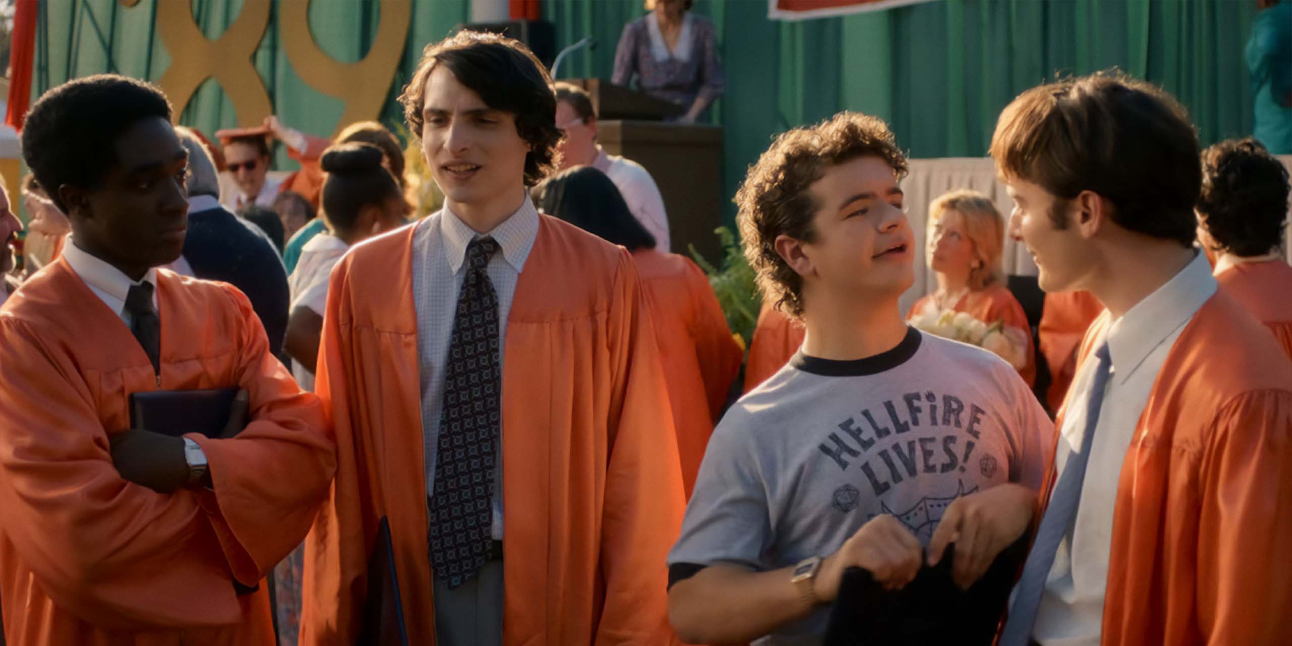 Lucas, Mike, Dustin et Will à la remise des diplômes dans l'épilogue de Stranger Things