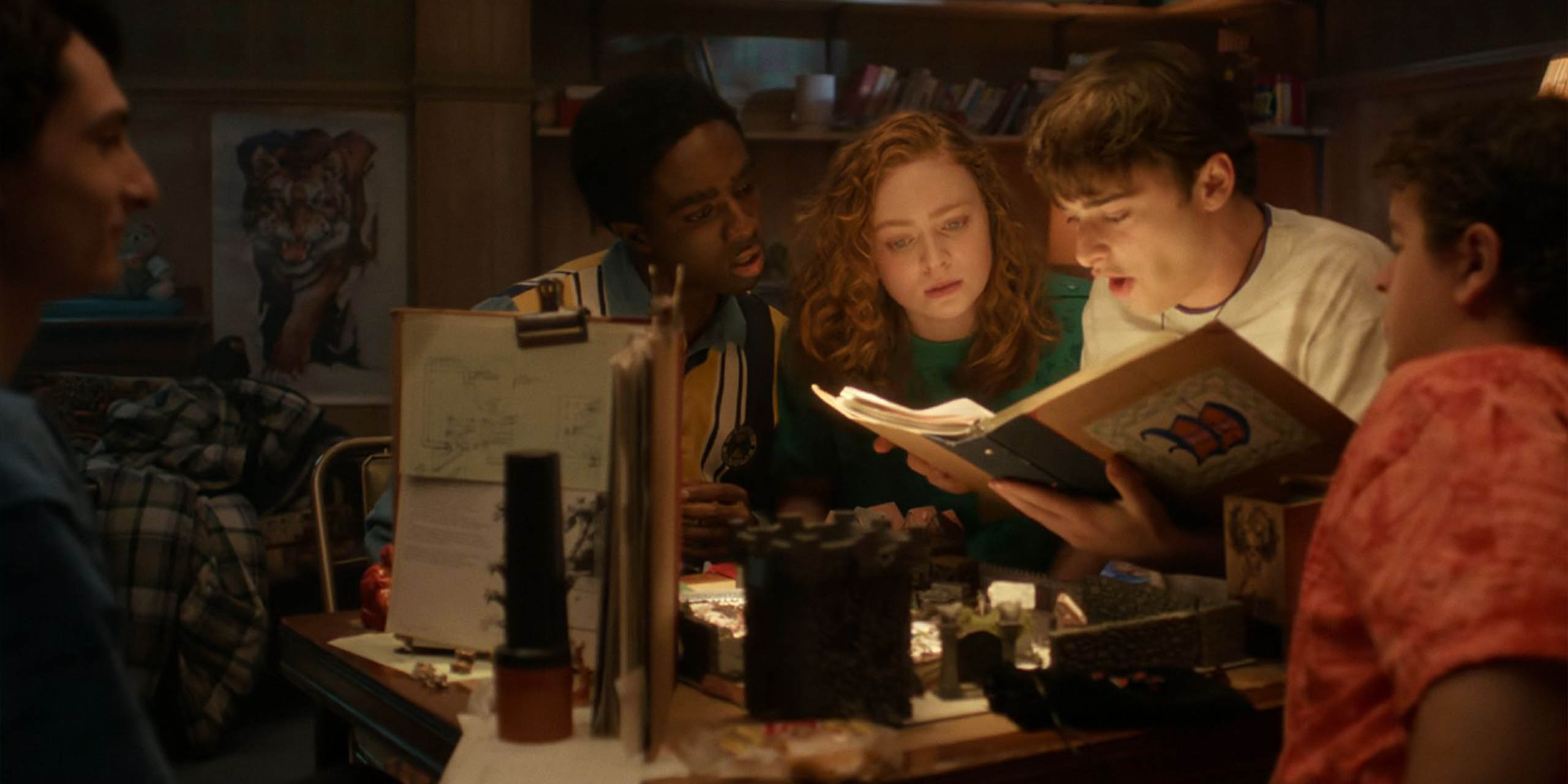 Mike, Lucas, Max, Will et Dustin dans l'épilogue de Stranger Things
