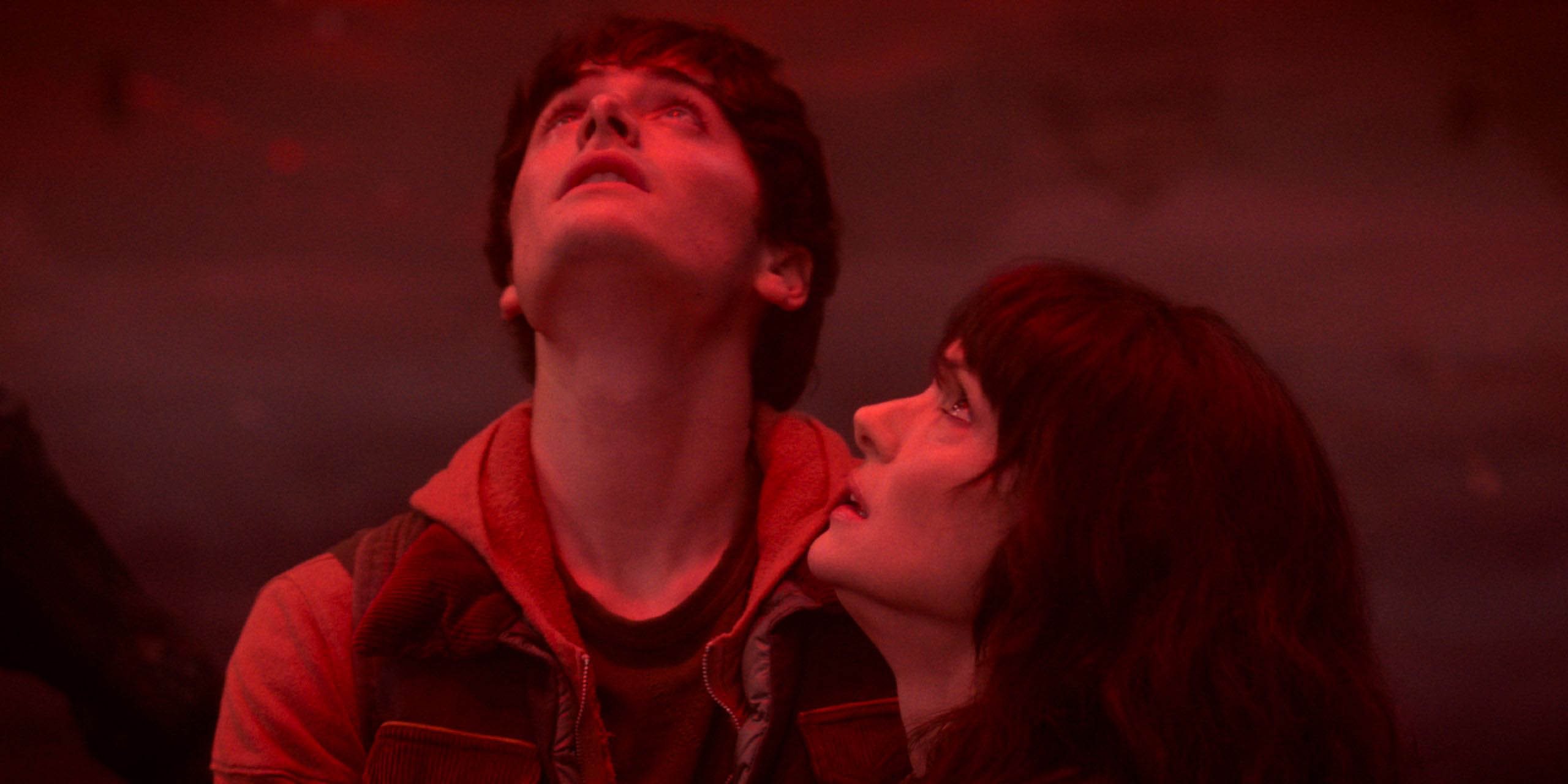 Noah Schnapp dans le rôle de Will Byers et Winona Ryder dans celui de Joyce Byers dans la saison 5 de Stranger Things