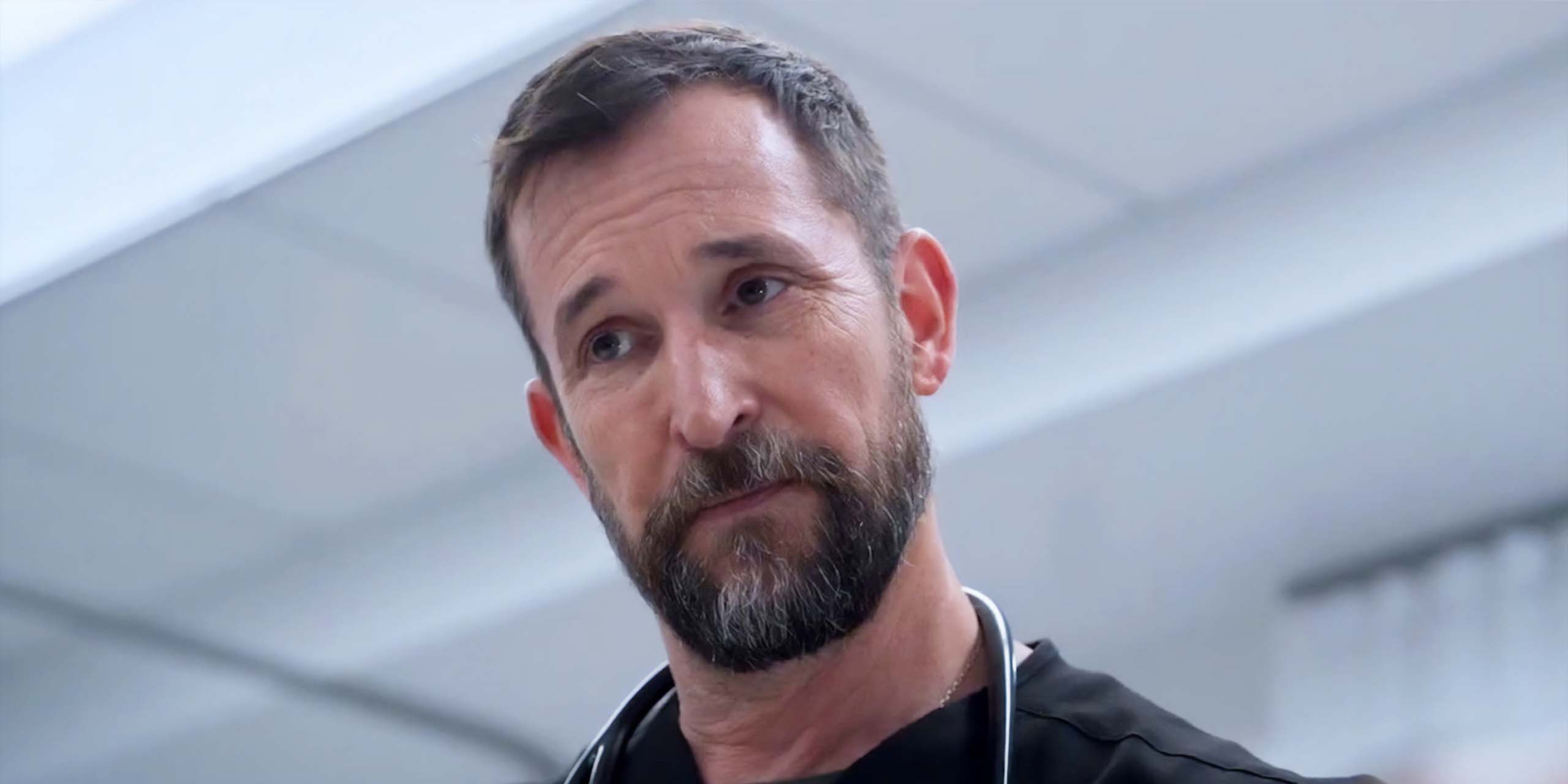 Noah Wyle dans le rôle du Dr Michael Robinavitch dans The Pitt.