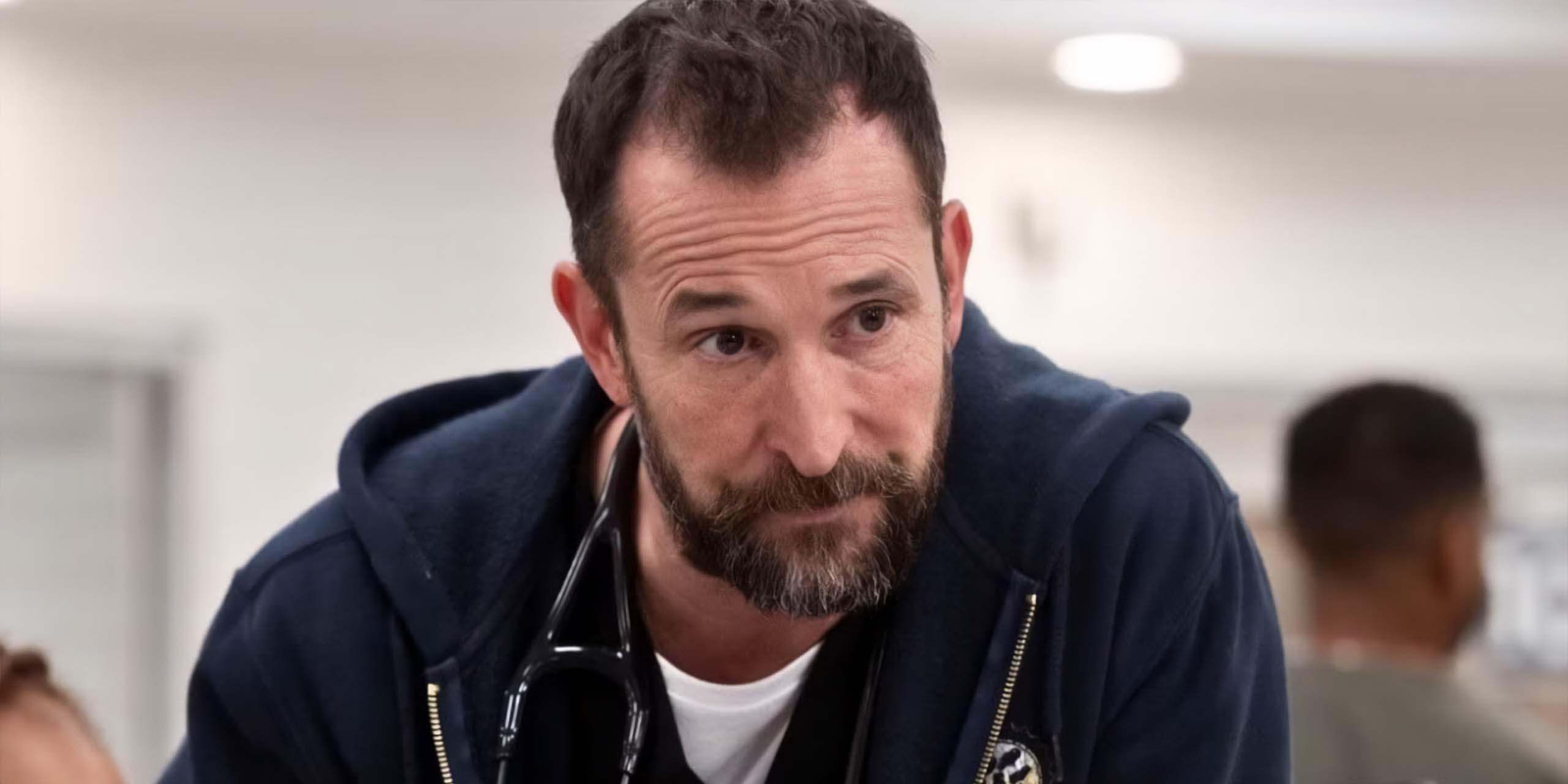 Noah Wyle dans le rôle de Michael dans la série The Pitt.