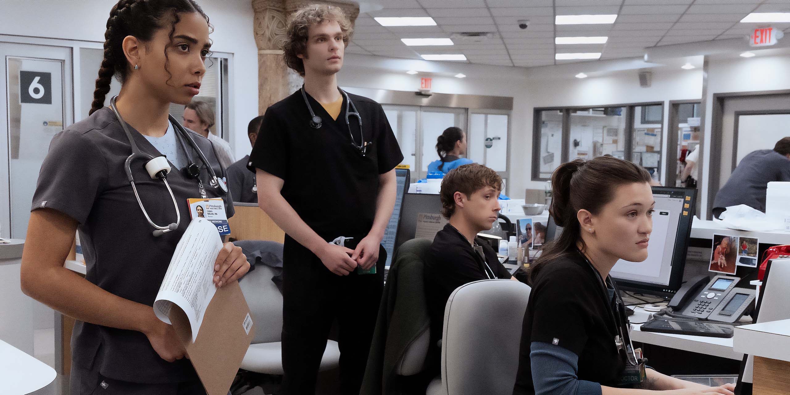 Santos et Whittaker à leurs bureaux dans la saison 2 de The Pitt