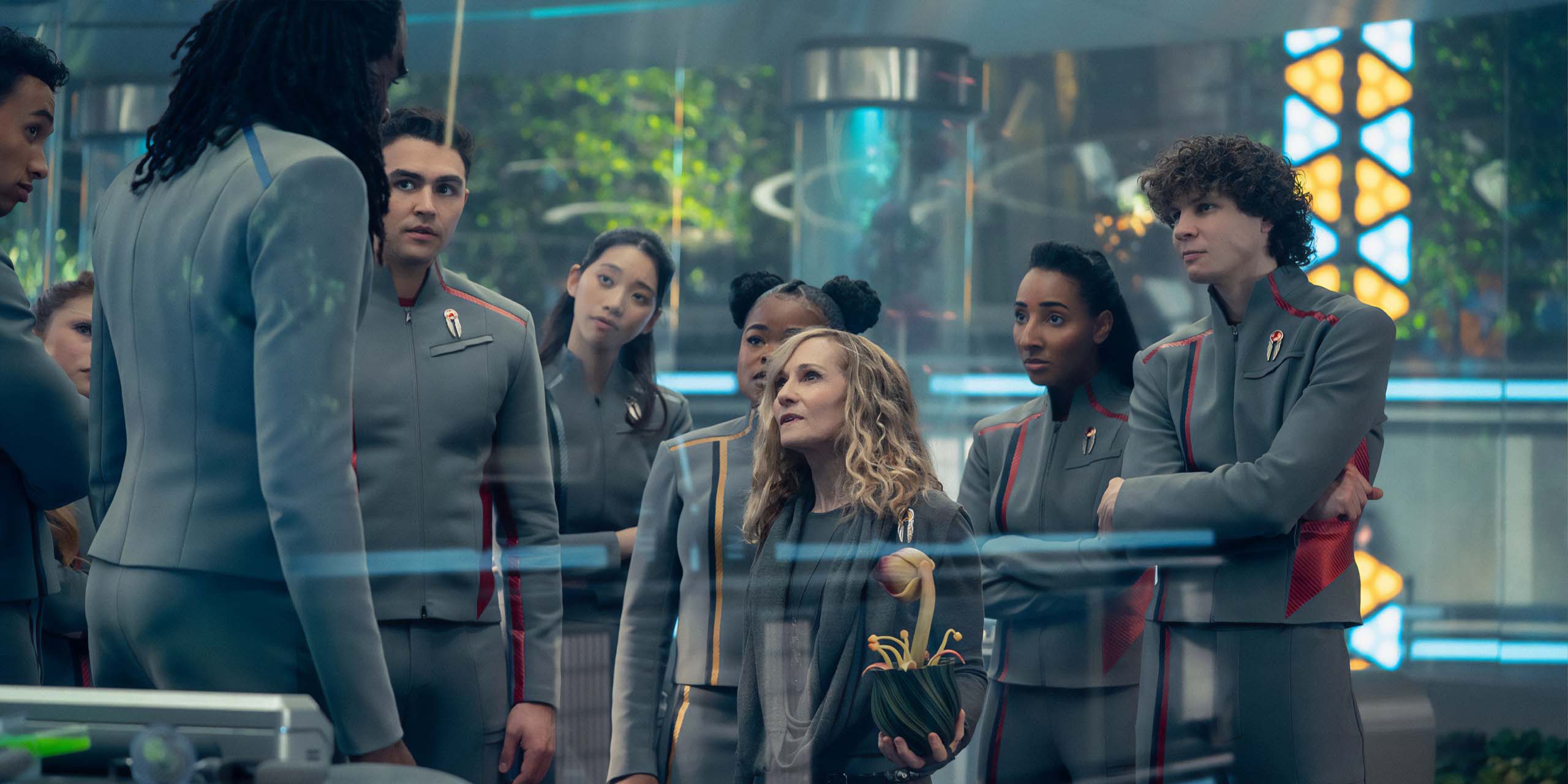 La Chancelière Ake donne un cours de botanique sur le Vitus Reflux aux élèves dans Star Trek: Starfleet Academy.