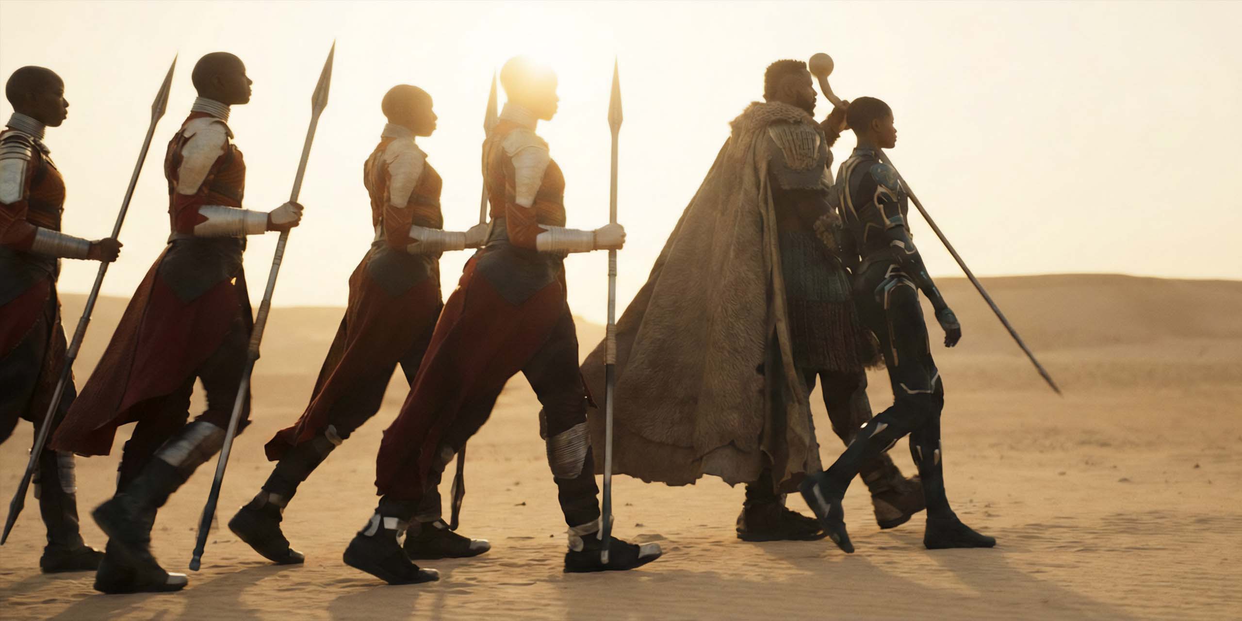 Shuri, M'Baku et les guerrières du Wakanda marchant dans le désert dans Avengers: Doomsday.