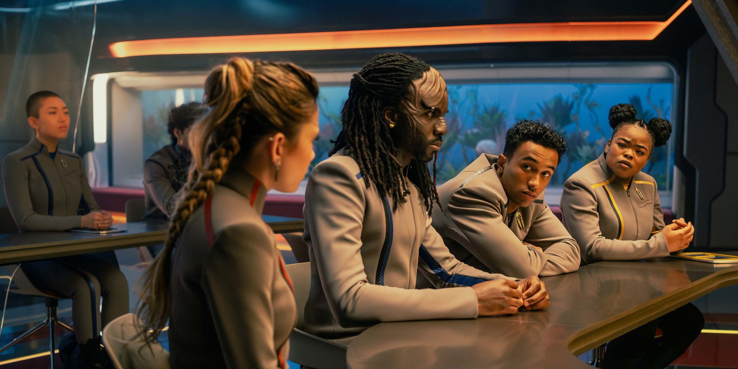 Bella Shepard dans le rôle de Genesis, Karim Diané dans celui de Jay-Den, Sandro Rosta dans celui de Caleb et Kerrice Brooks dans celui de Sam dans Star Trek : Starfleet Academy, épisode 4, saison 1.